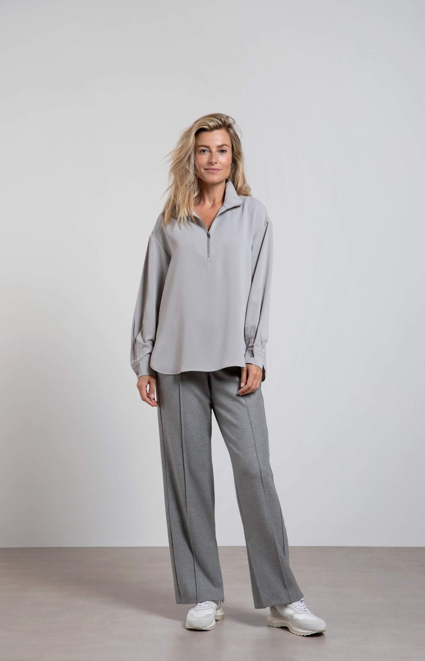 Top with turtleneck, long balloon sleeves and zipper