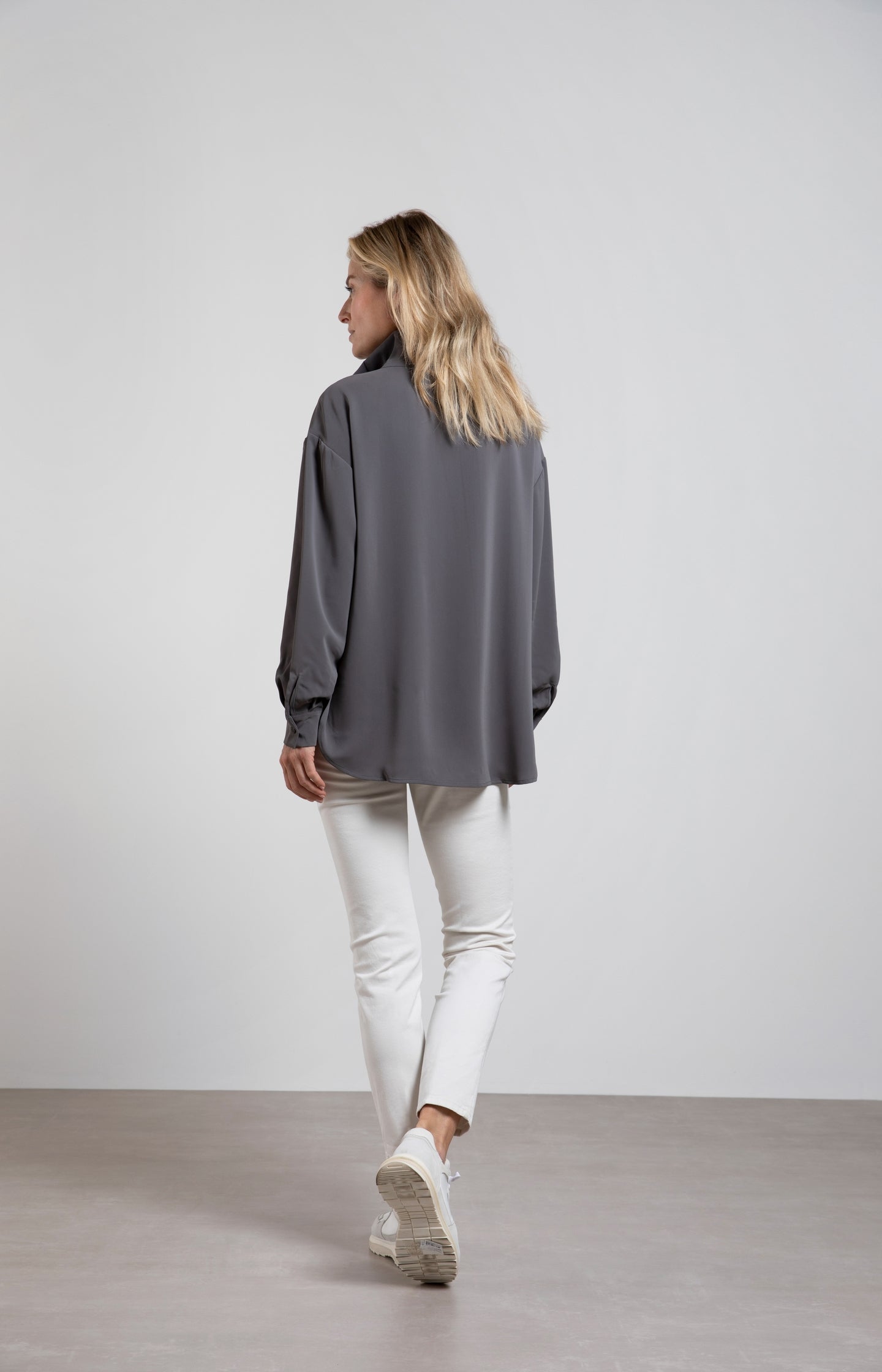 Top with turtleneck, long balloon sleeves and zipper