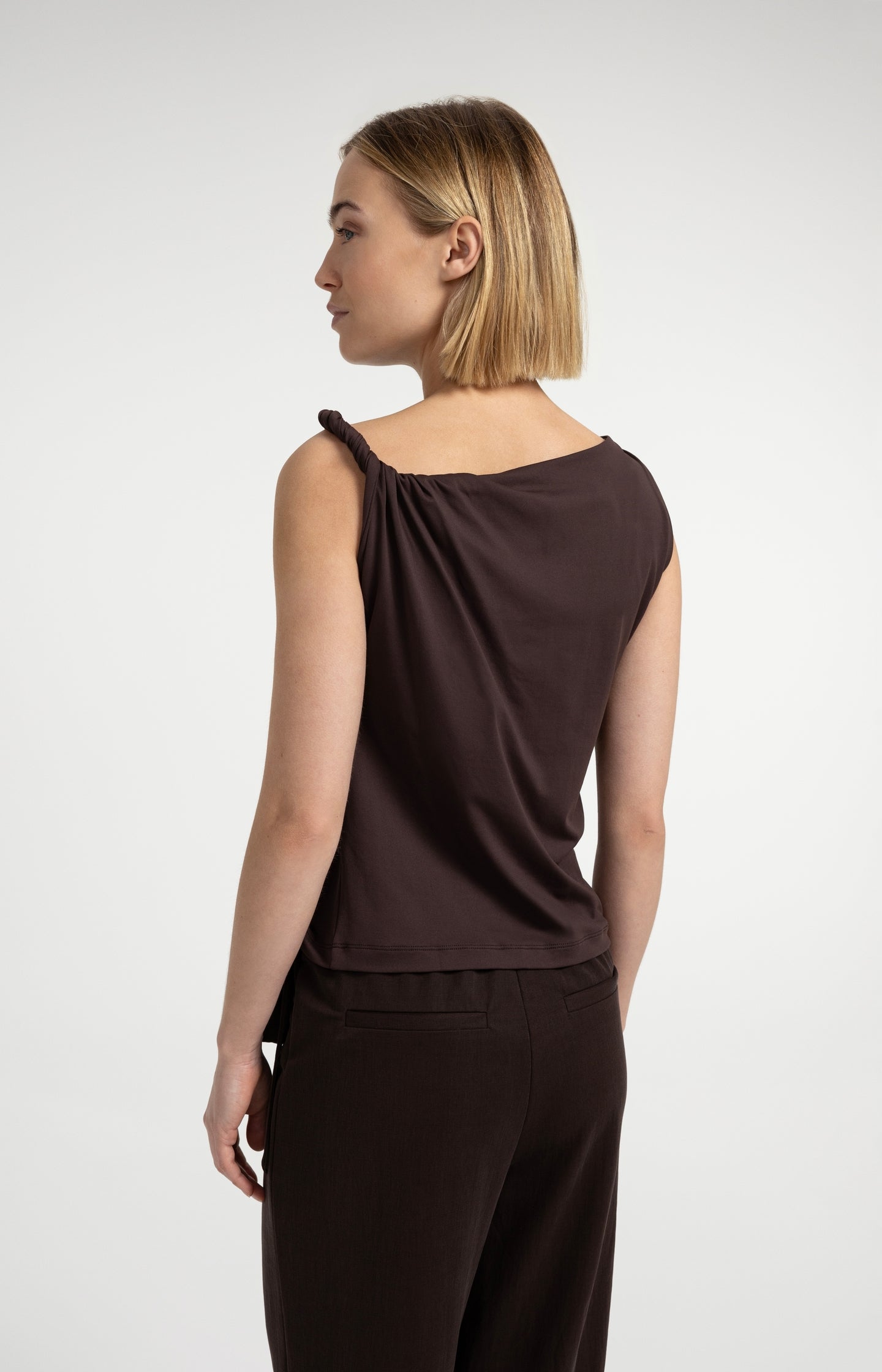 Top with twisted shoulder strap - Type: video