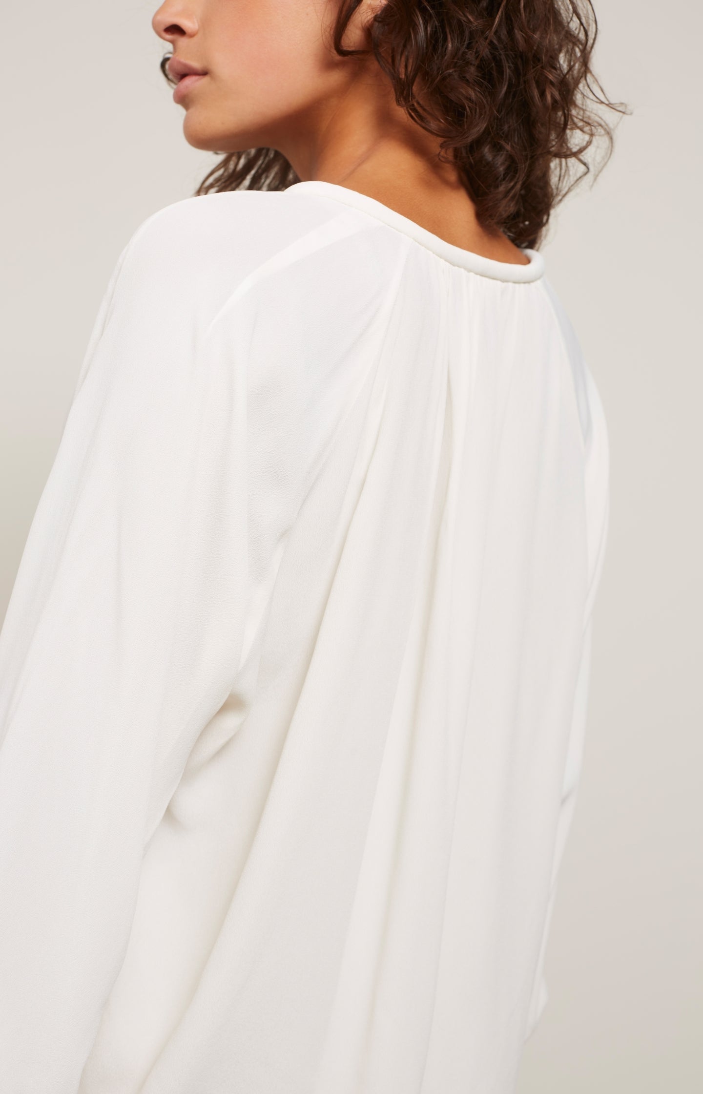 Top with V-neck, long balloon sleeves and pleated details