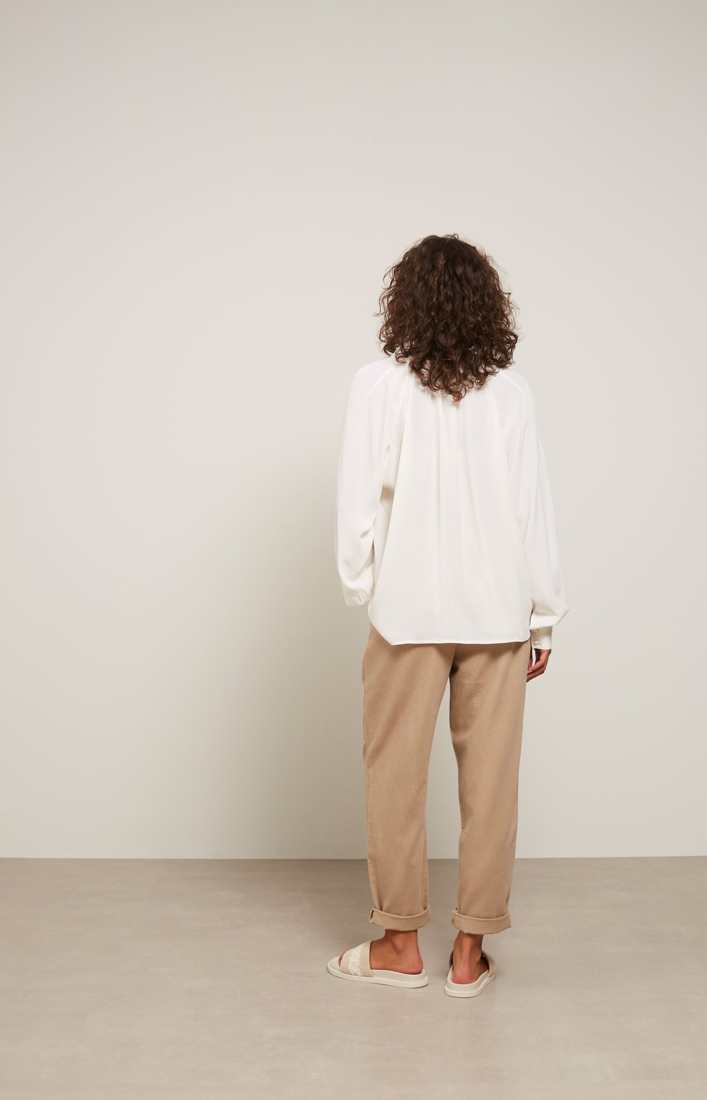 Top with V-neck, long balloon sleeves and pleated details