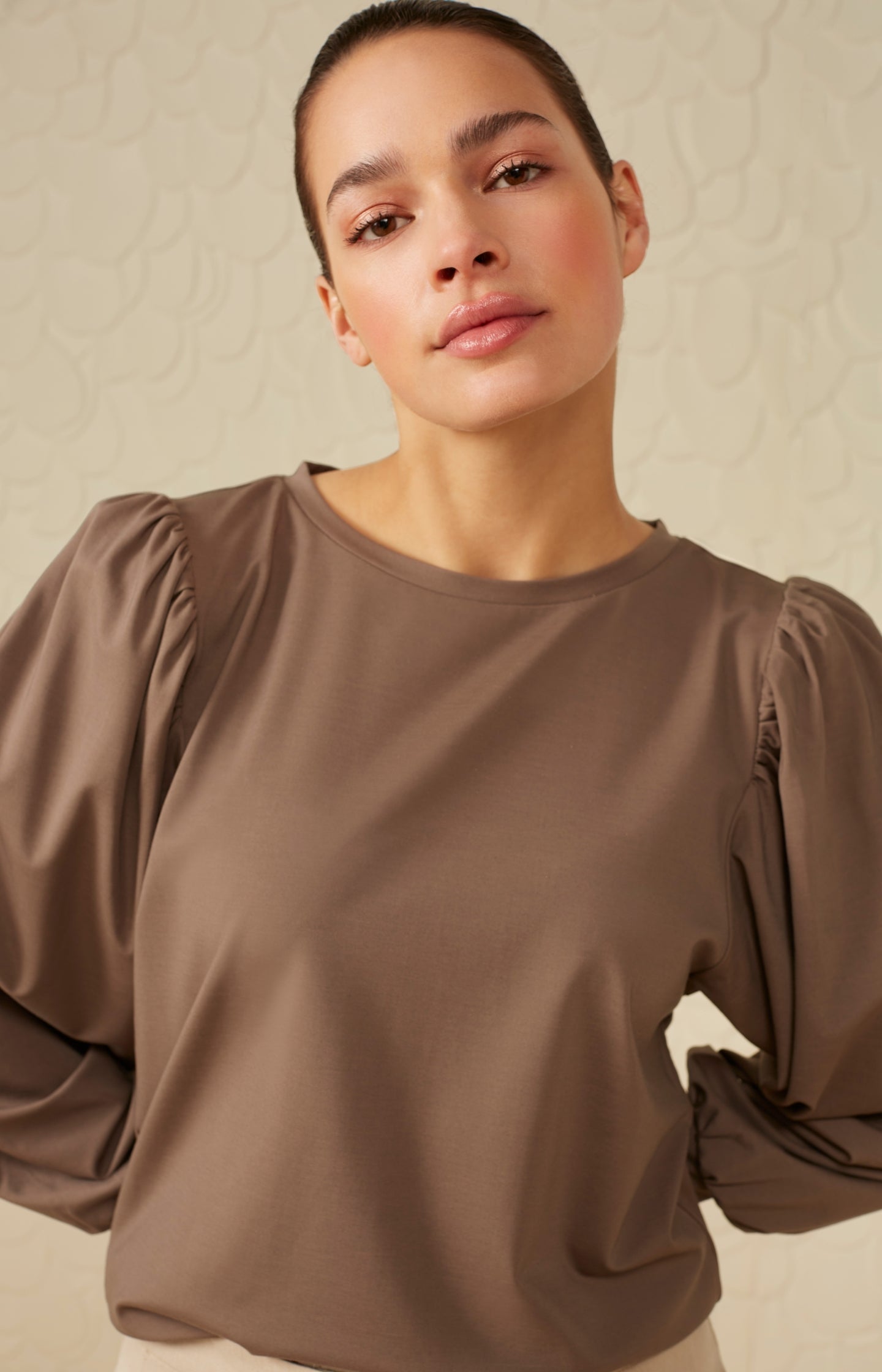 Tops with round neck and long puff sleeves in relaxed fit
