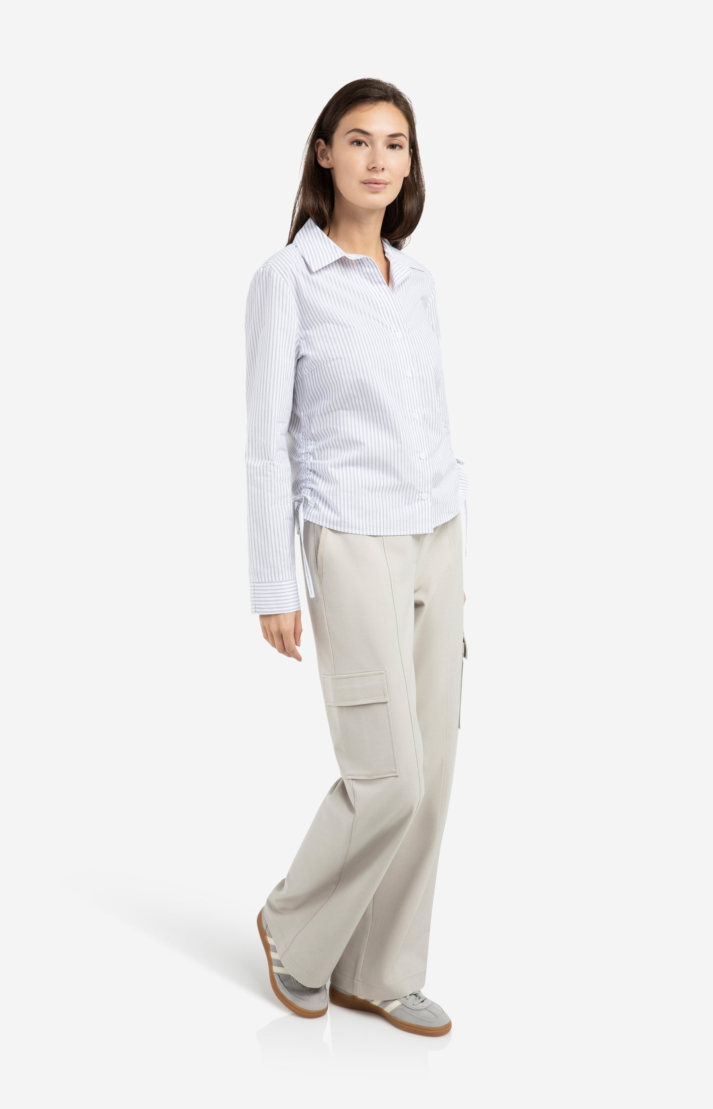 Trousers with cargo pockets, wide legs and matching belt - Grey