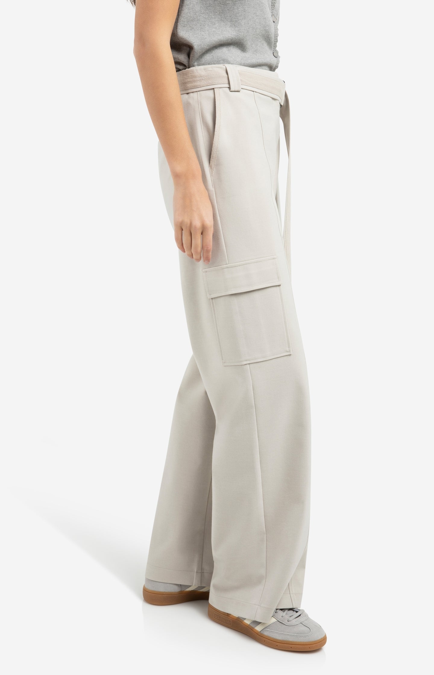 Trousers with cargo pockets, wide legs and matching belt - Grey