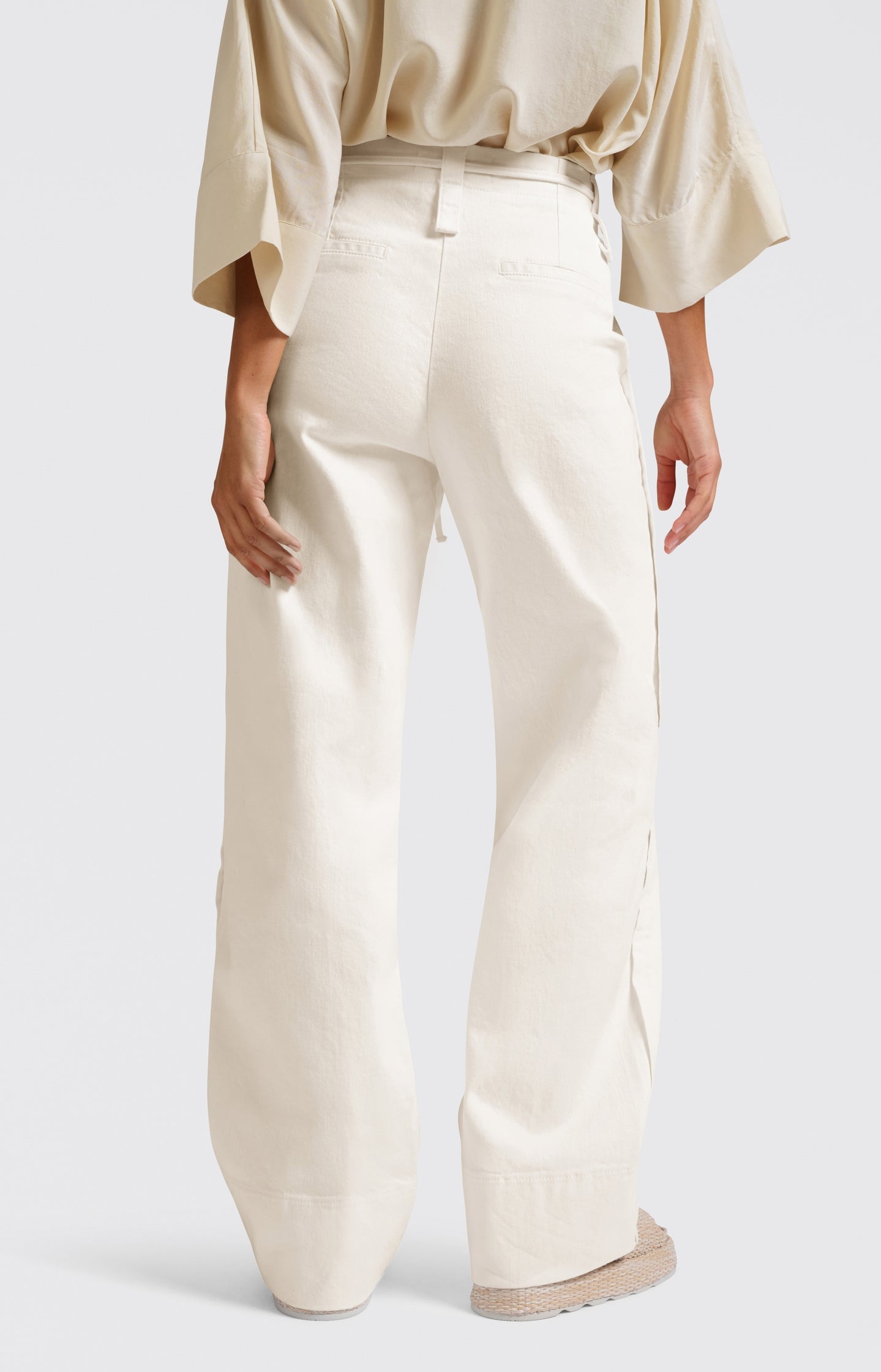 Trousers with drawstring and wide legs