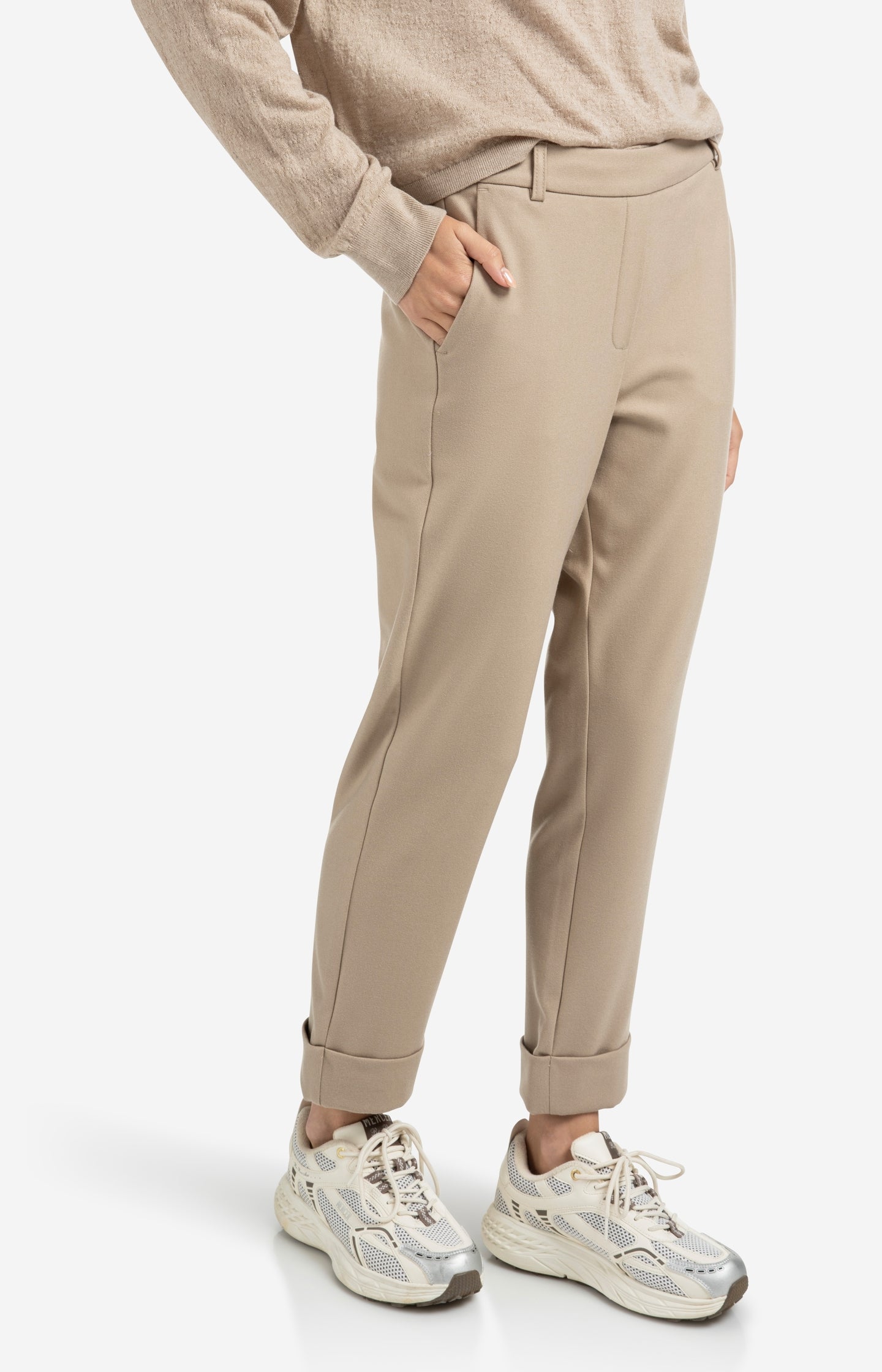 Trousers with elastic waistband and turned-up hem