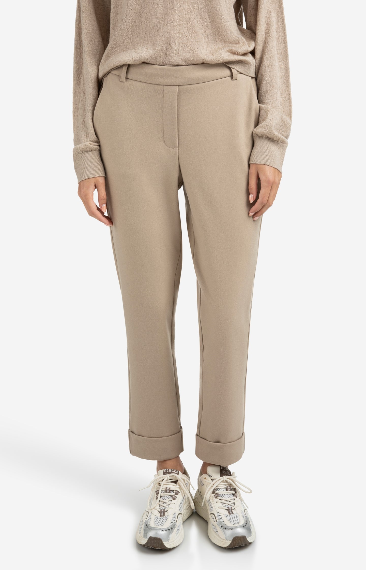 Trousers with elastic waistband and turned-up hem