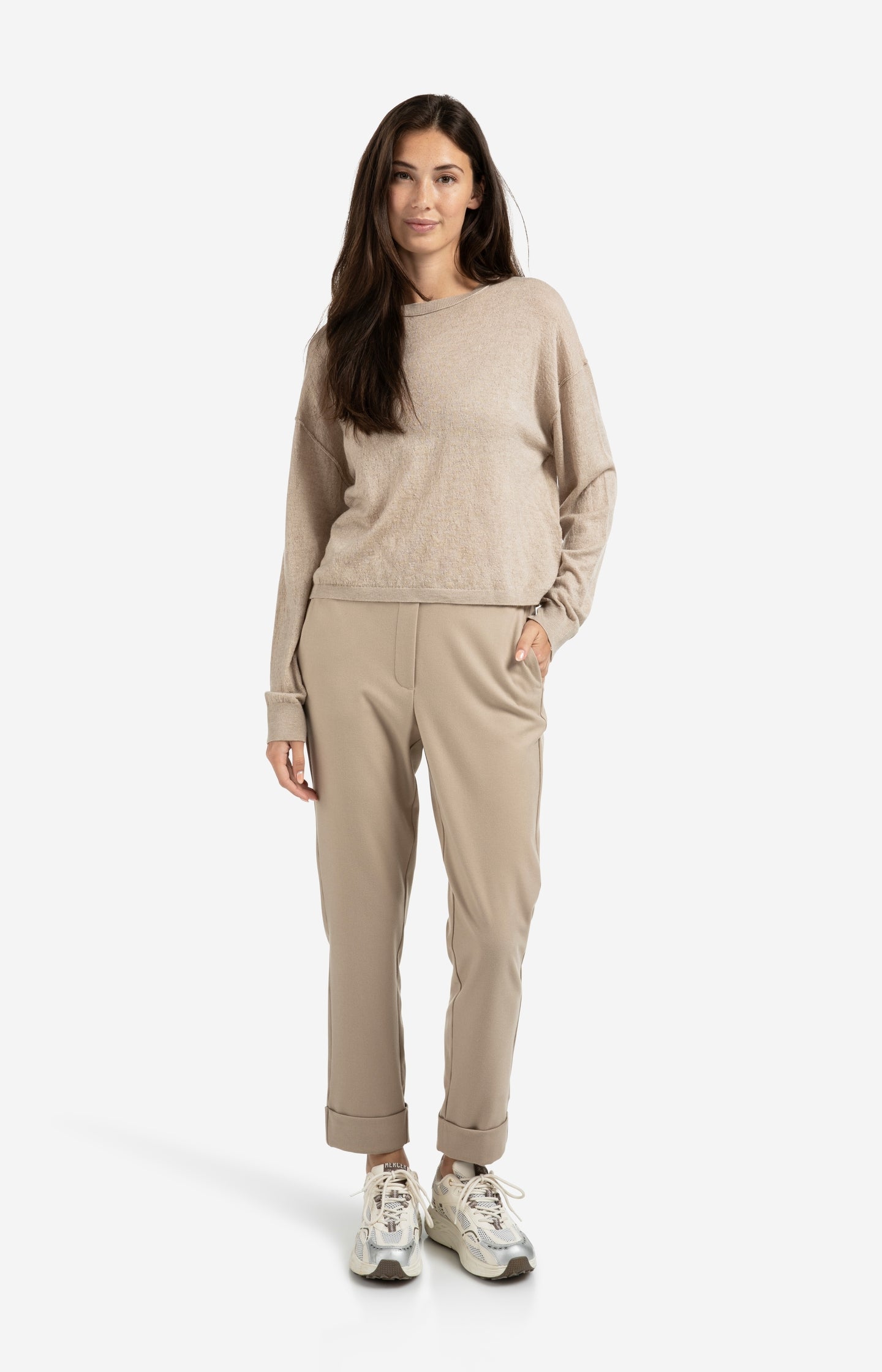 Trousers with elastic waistband and turned-up hem