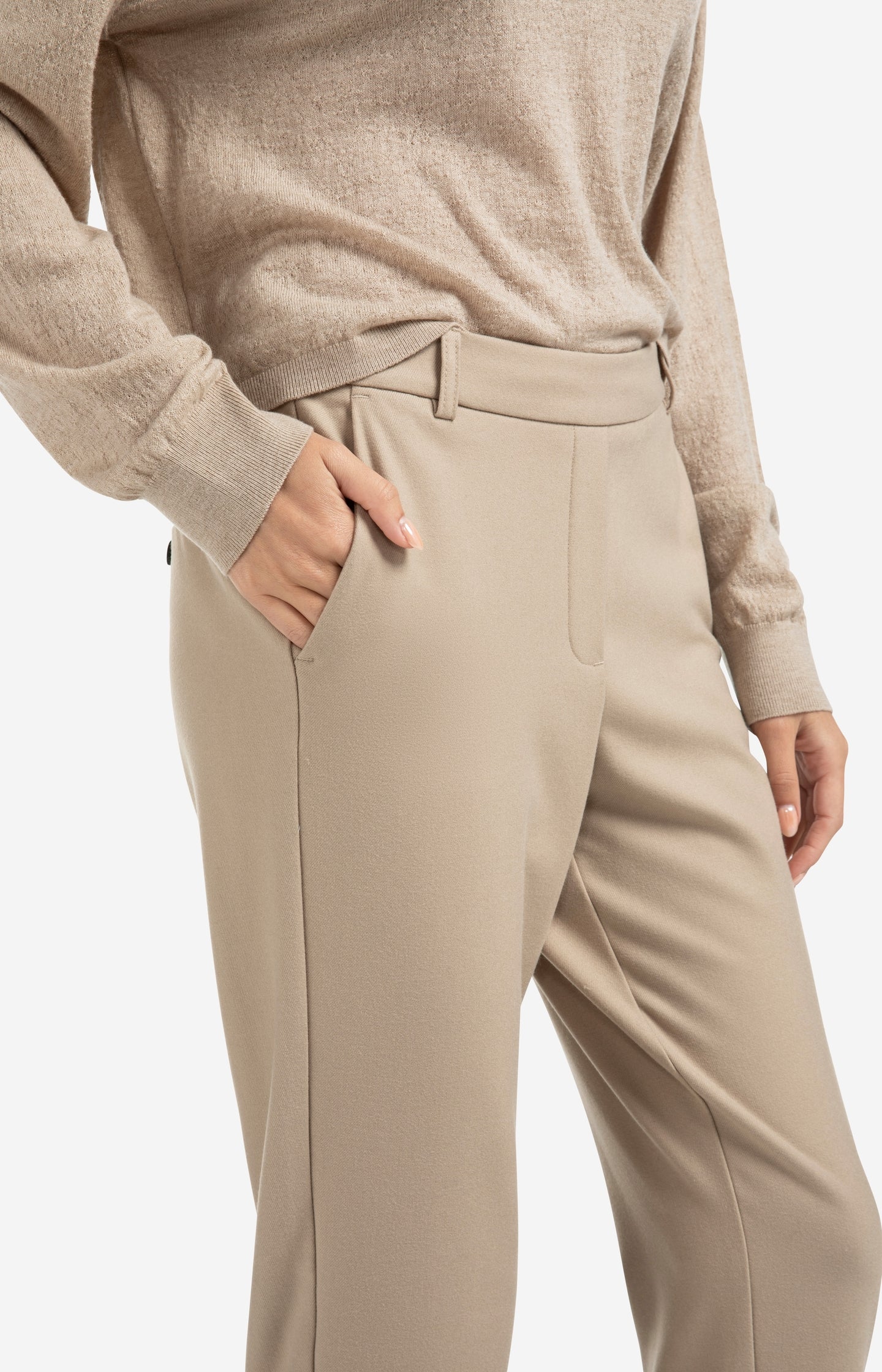 Trousers with elastic waistband and turned-up hem