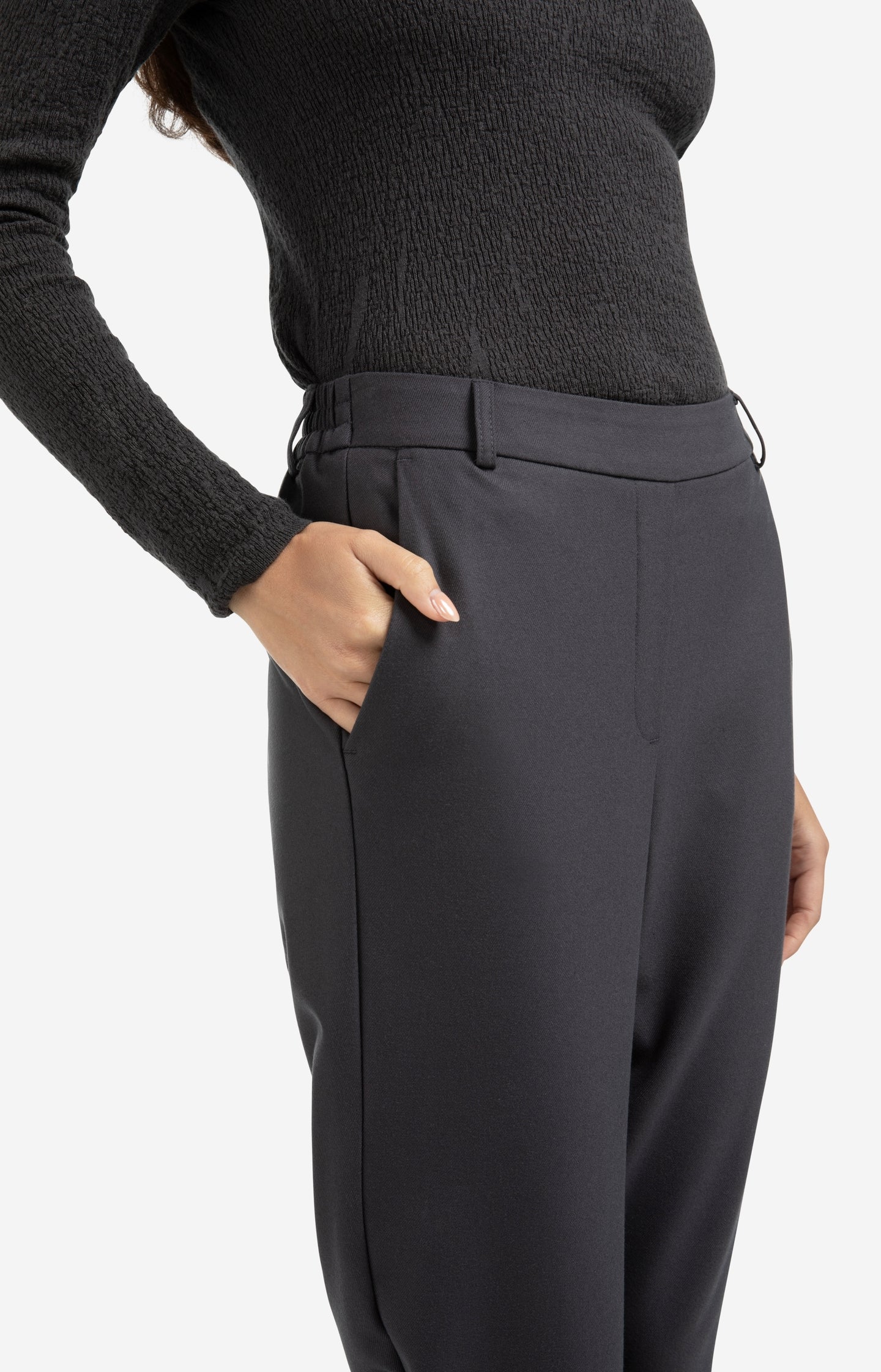 Trousers with elastic waistband and turned-up hem