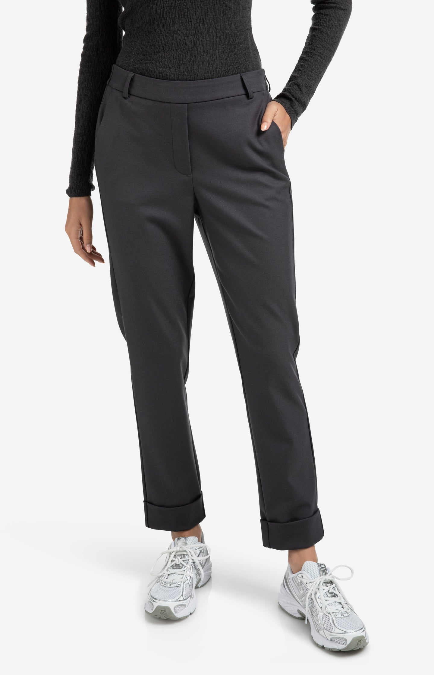 Trousers with elastic waistband and turned-up hem