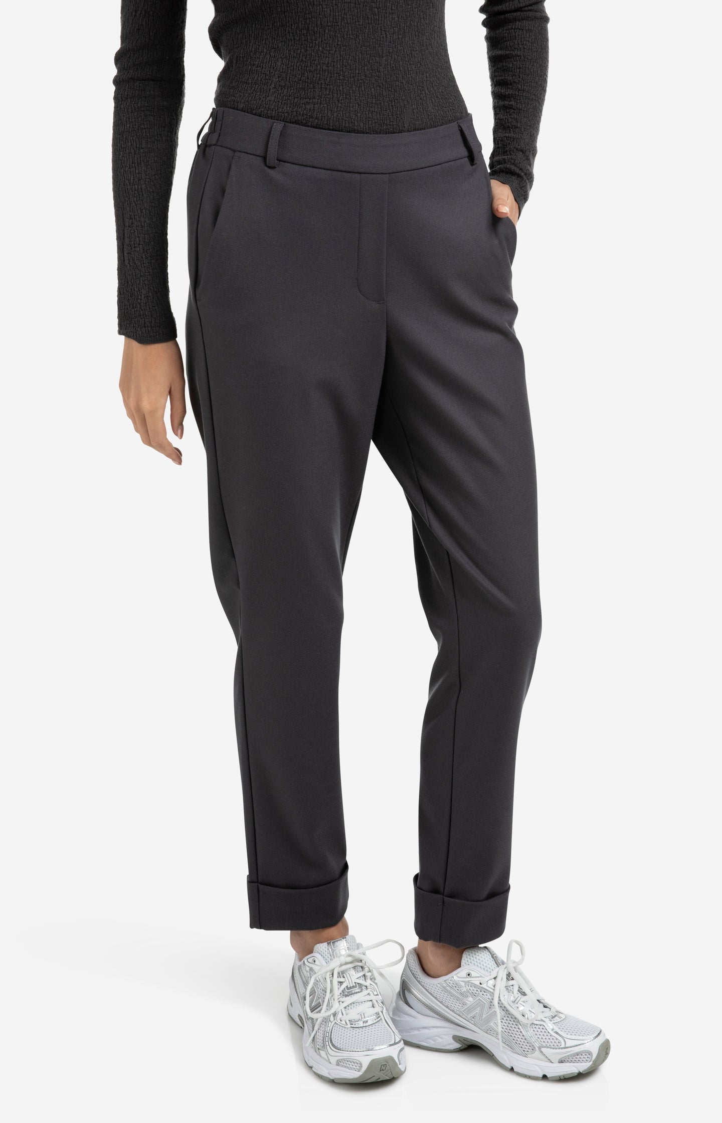 Trousers with elastic waistband and turned-up hem