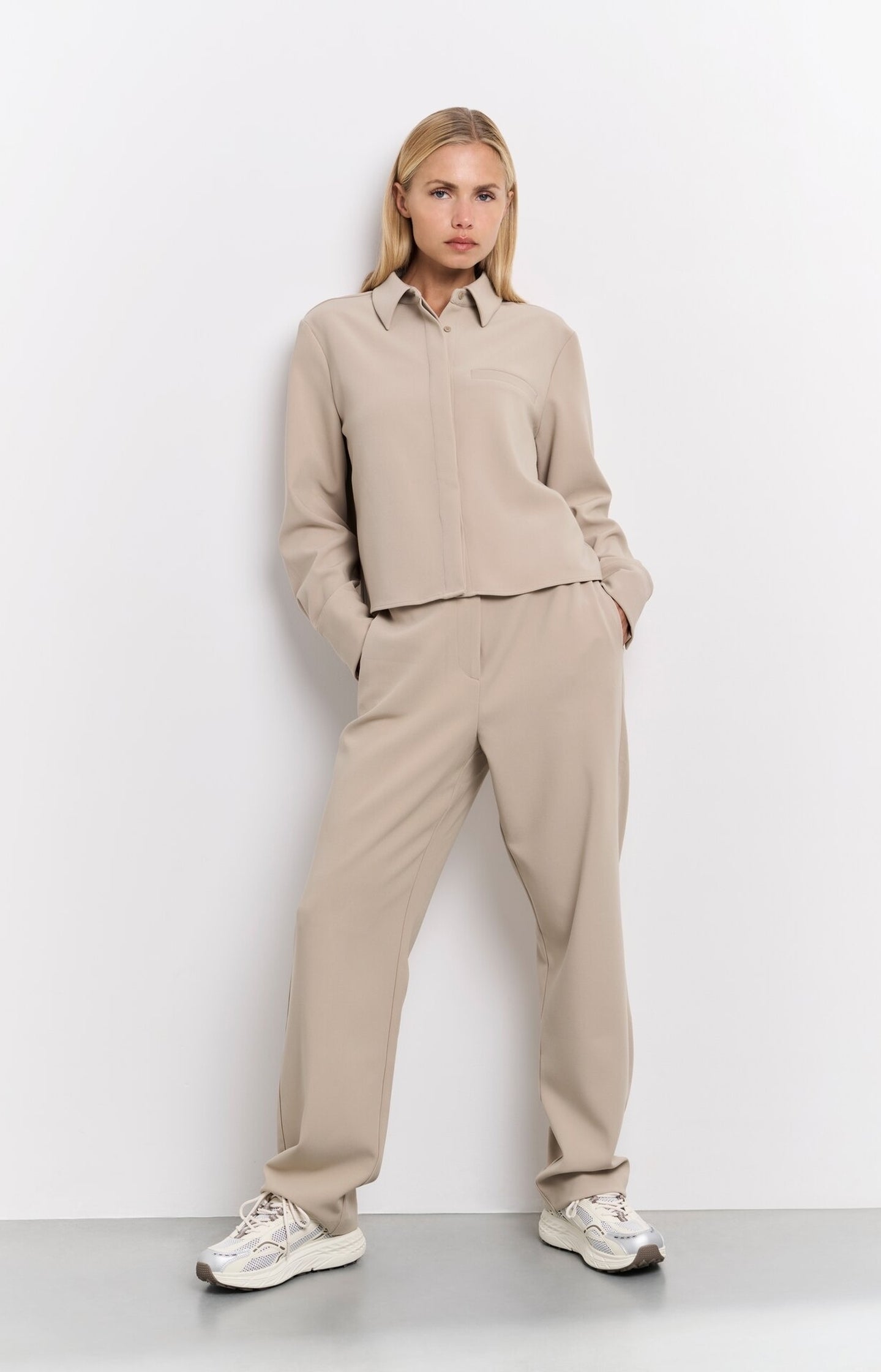 Trousers with high waist and buckle closure