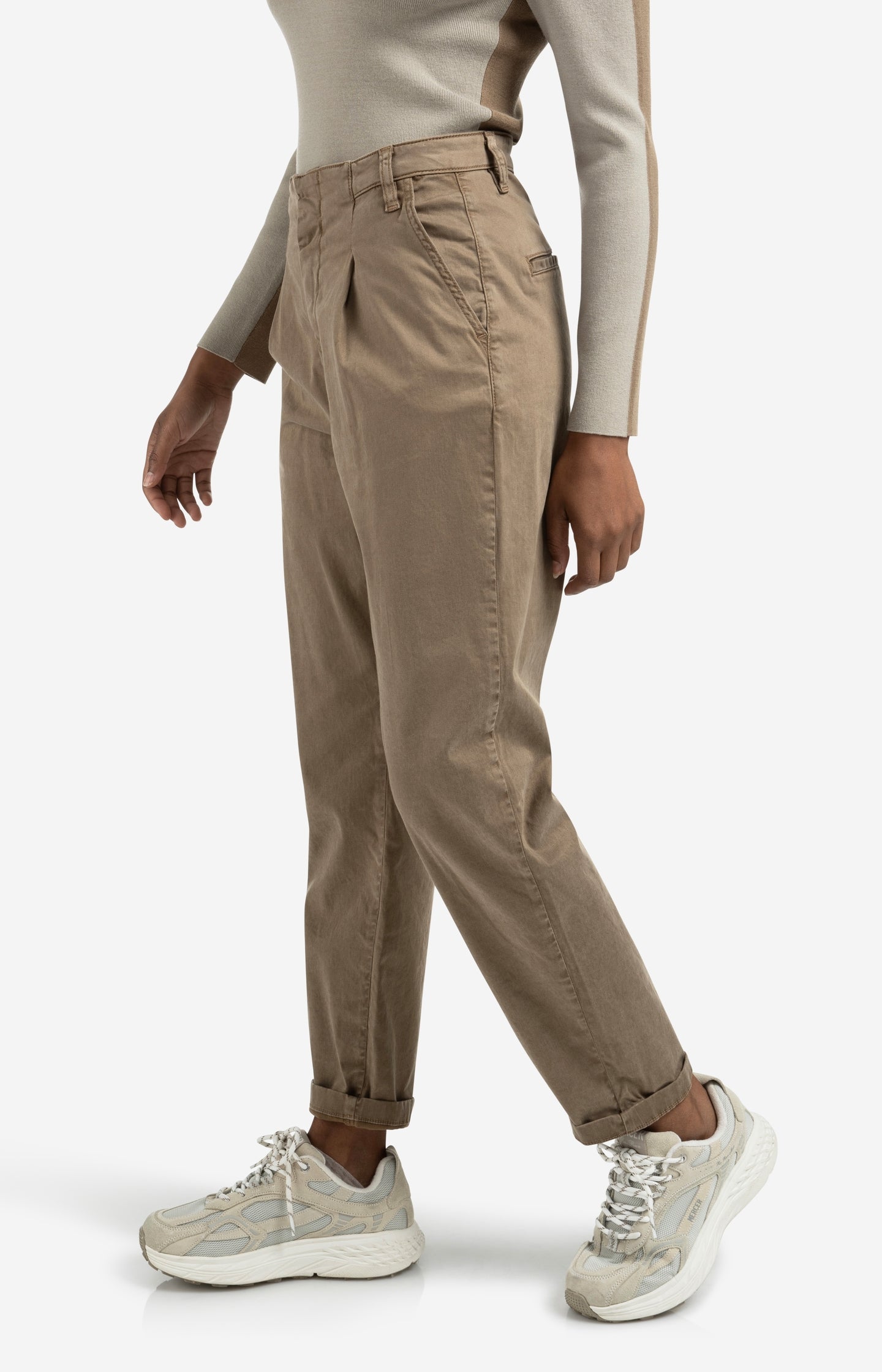 Trousers with pleats and chino pockets