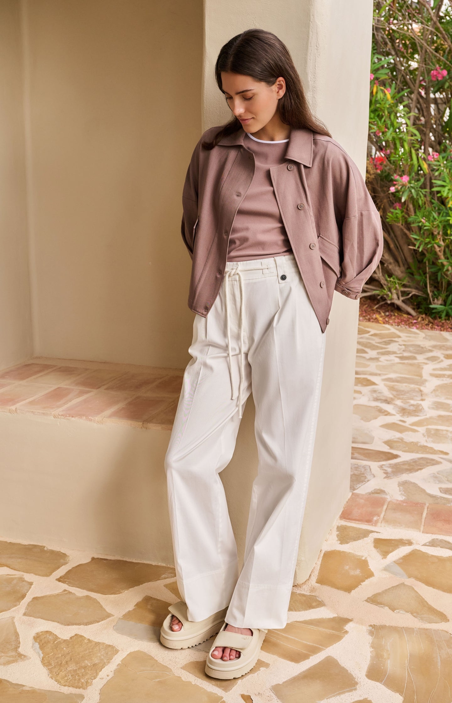 Trousers with pleats, wide legs and drawcord at the waist
