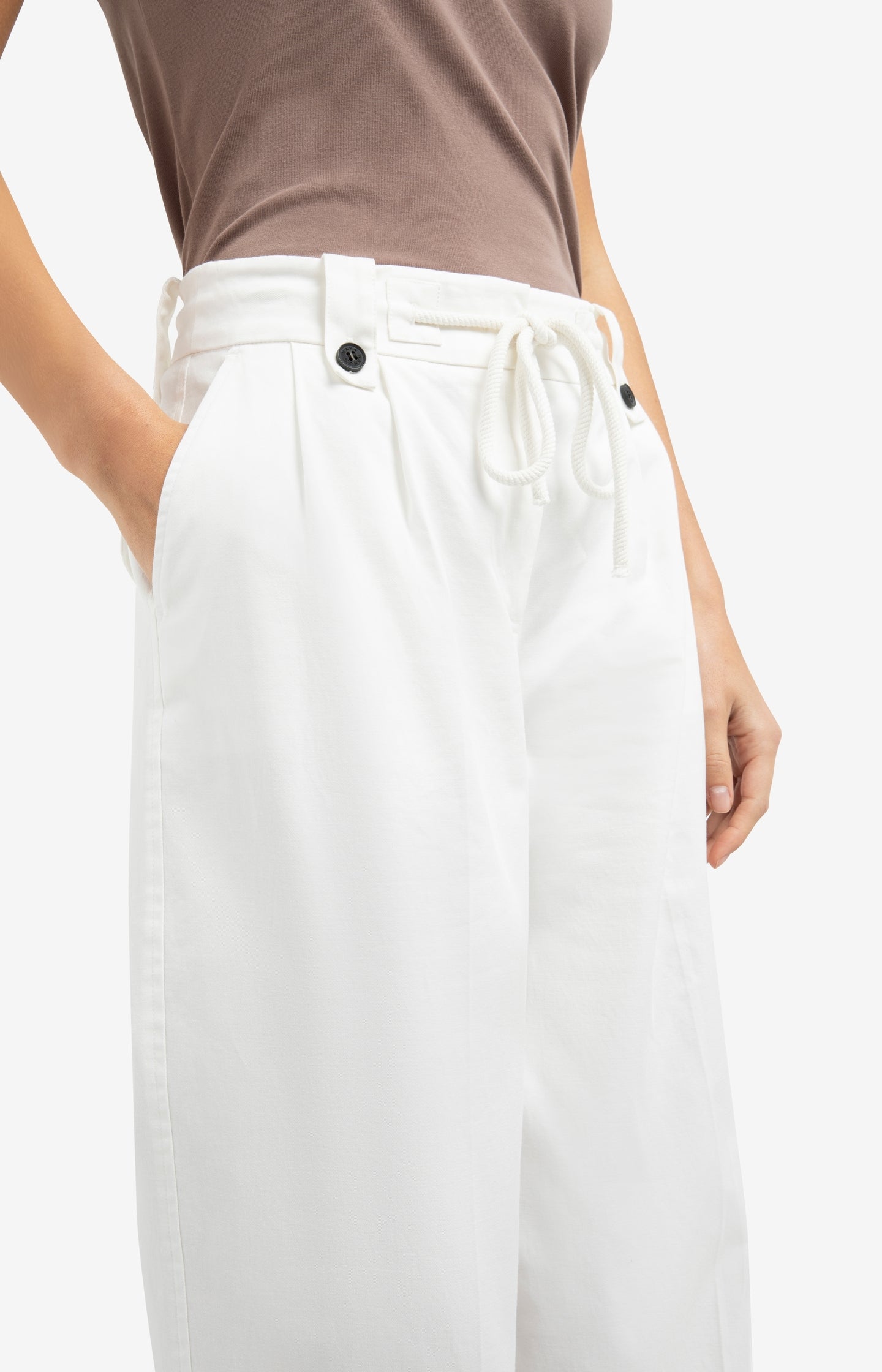 Trousers with pleats, wide legs and drawcord at the waist