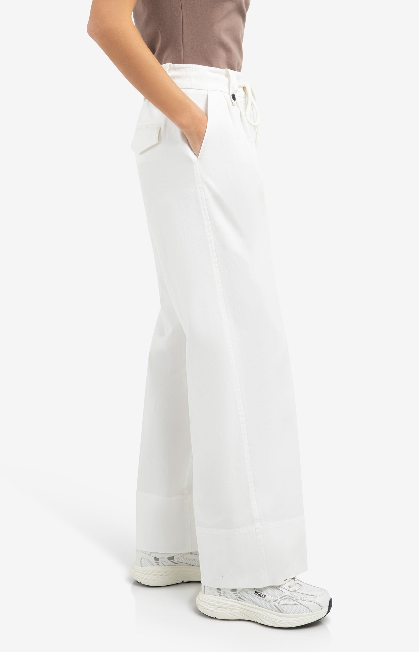 Trousers with pleats, wide legs and drawcord at the waist