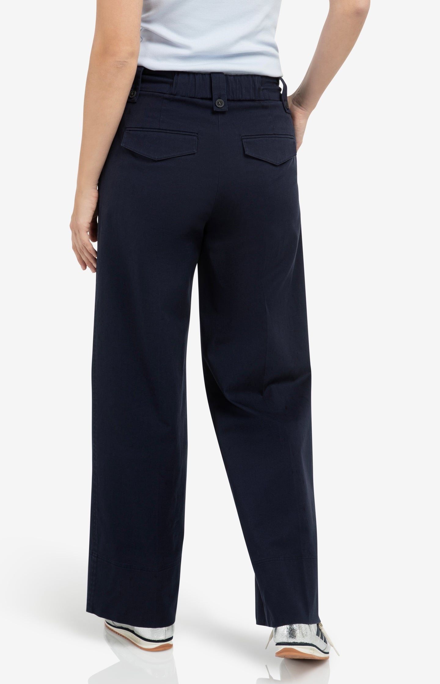 Trousers with pleats, wide legs and drawcord at the waist