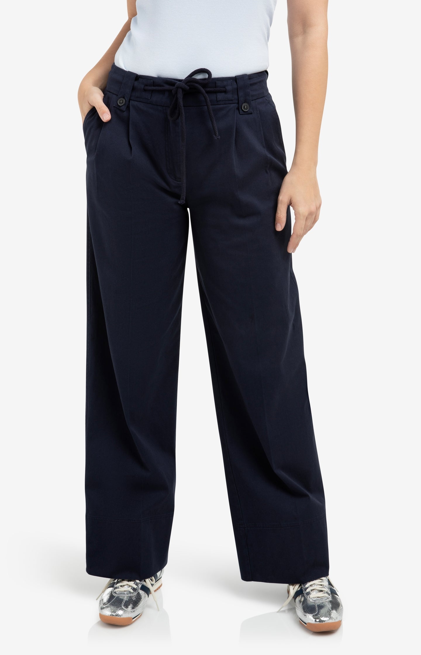 Trousers with pleats, wide legs and drawcord at the waist