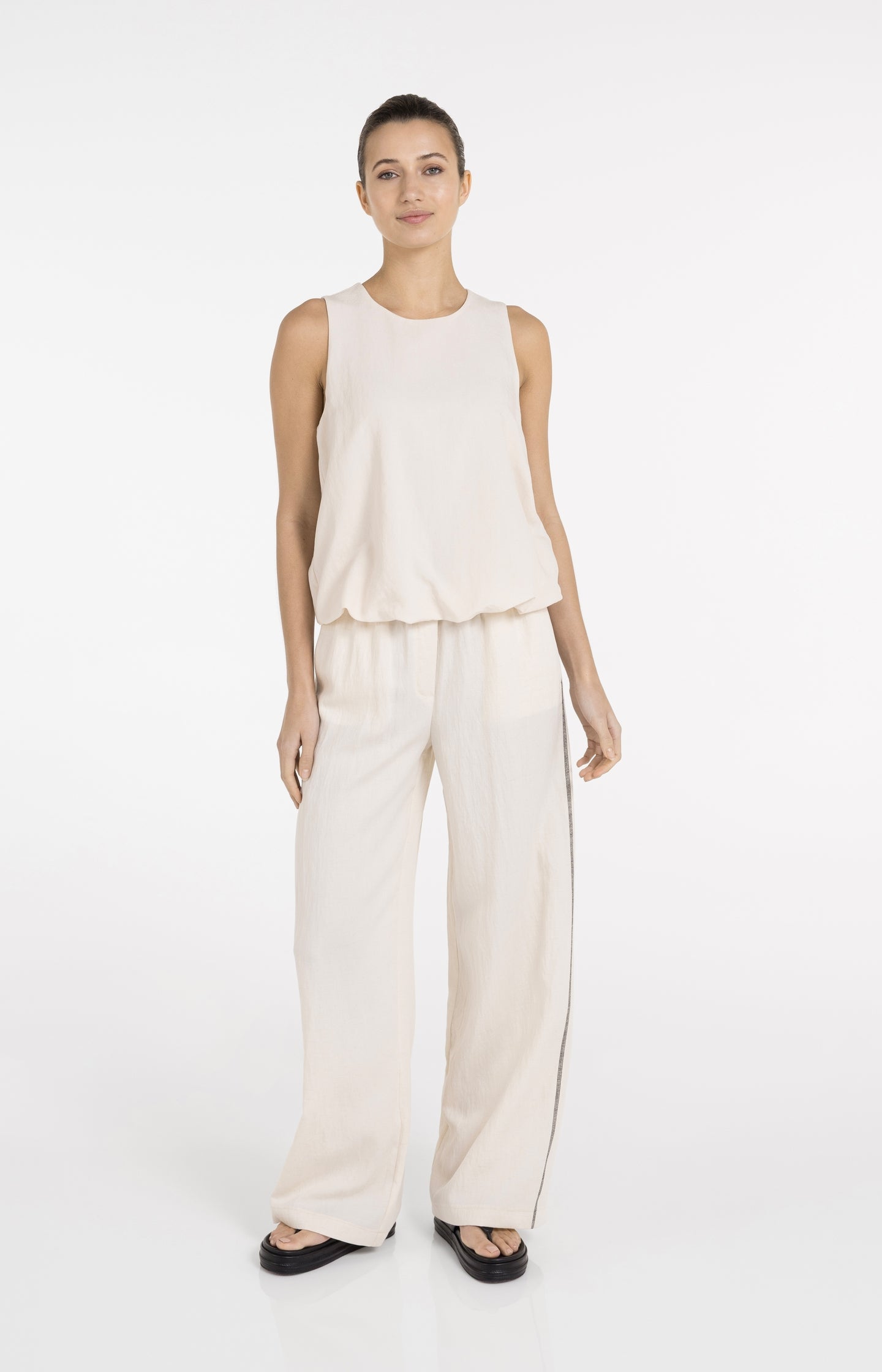 Trousers with wide legs and contrast stitching L32