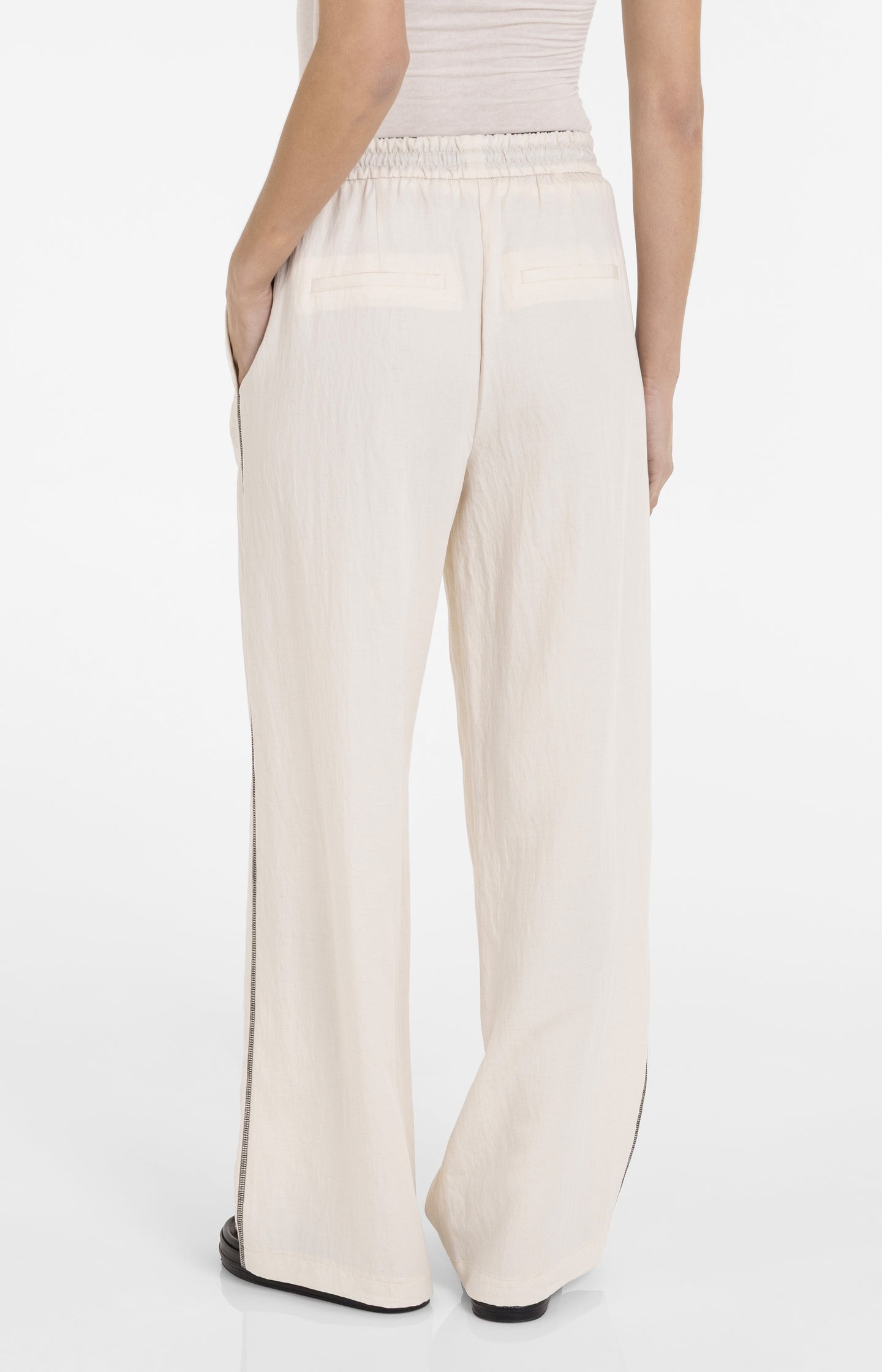 Trousers with wide legs and contrast stitching L32