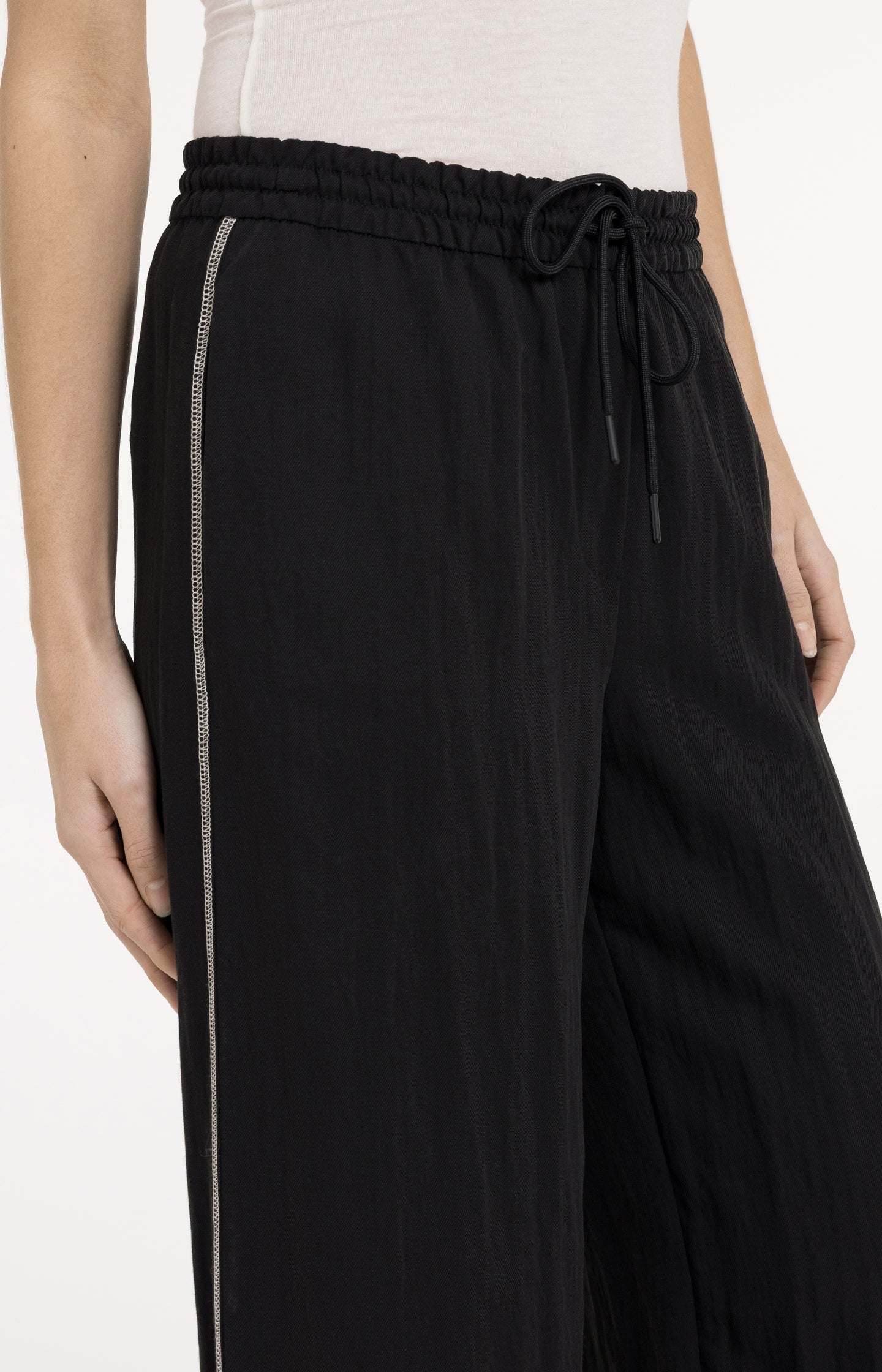 Trousers with wide legs and contrast stitching L32