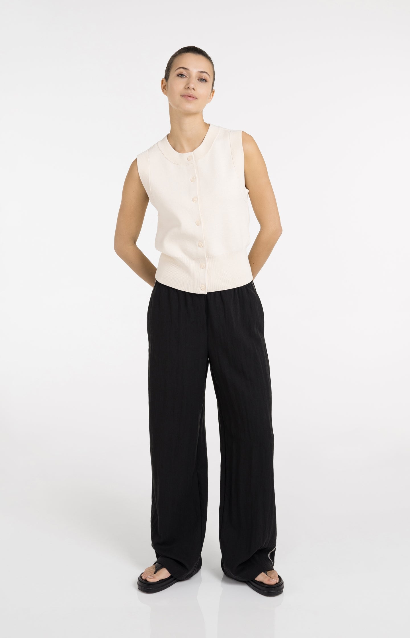 Trousers with wide legs and contrast stitching L32