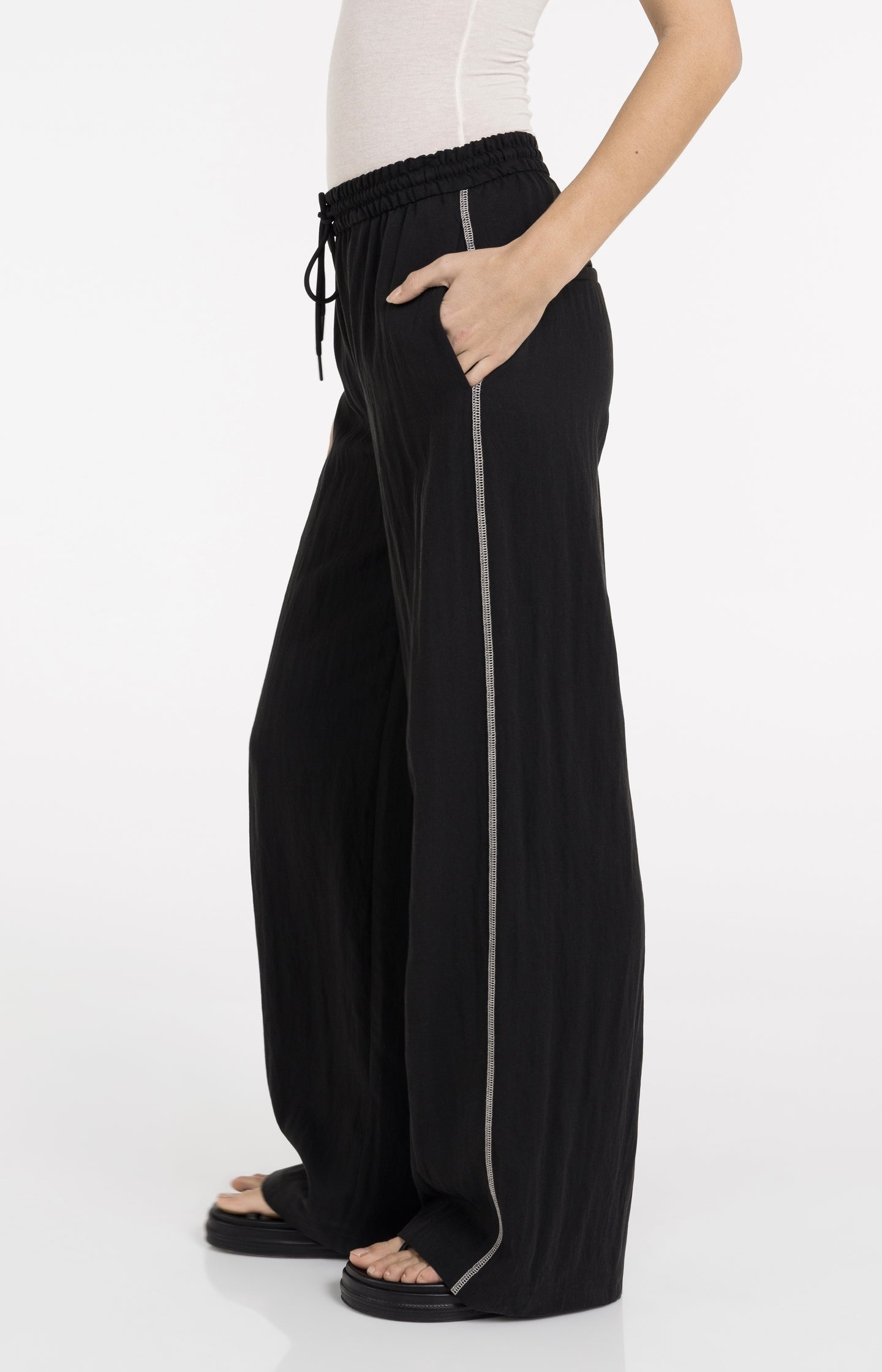Trousers with wide legs and contrast stitching L32
