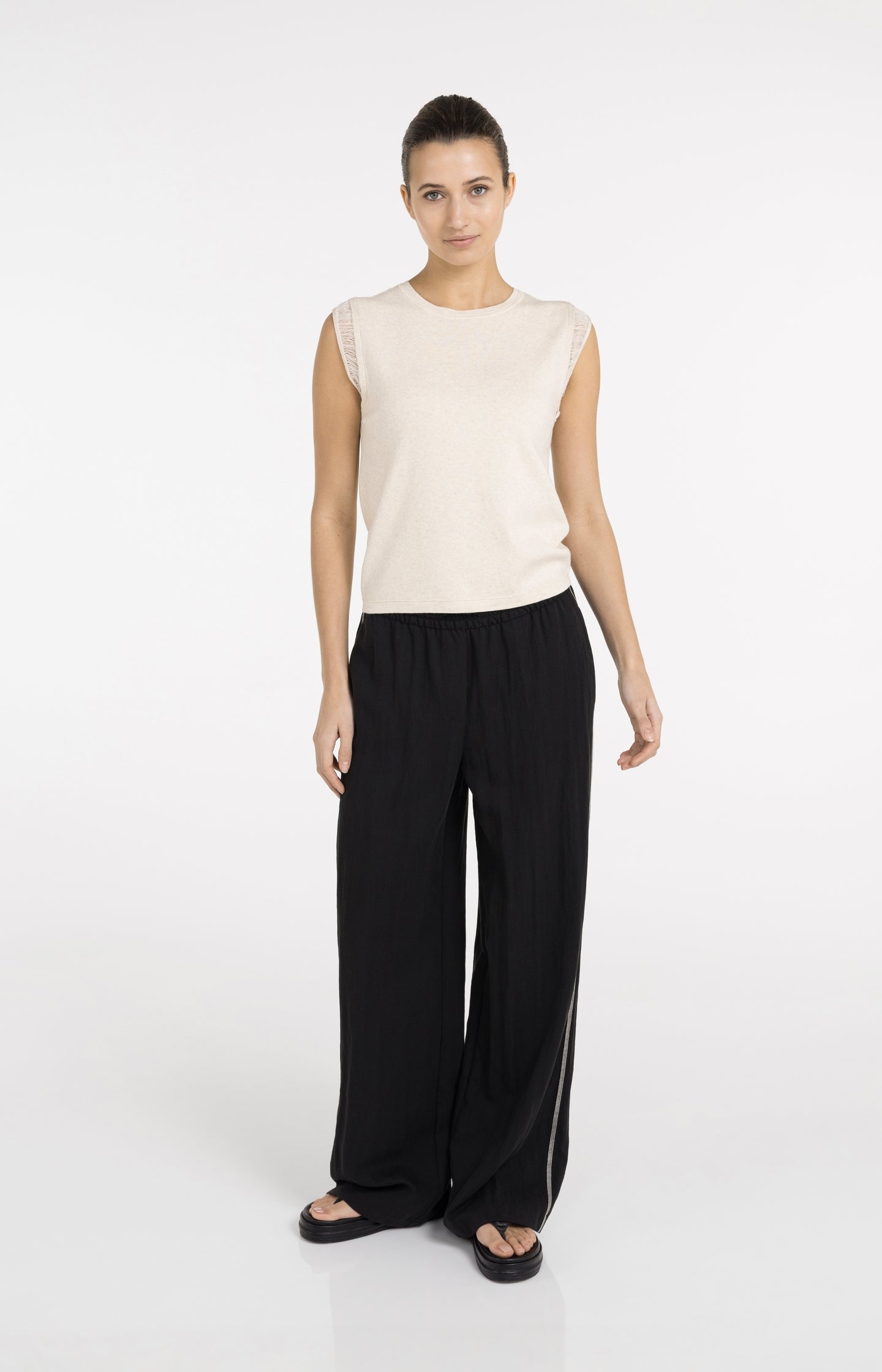 Trousers with wide legs and contrast stitching L32