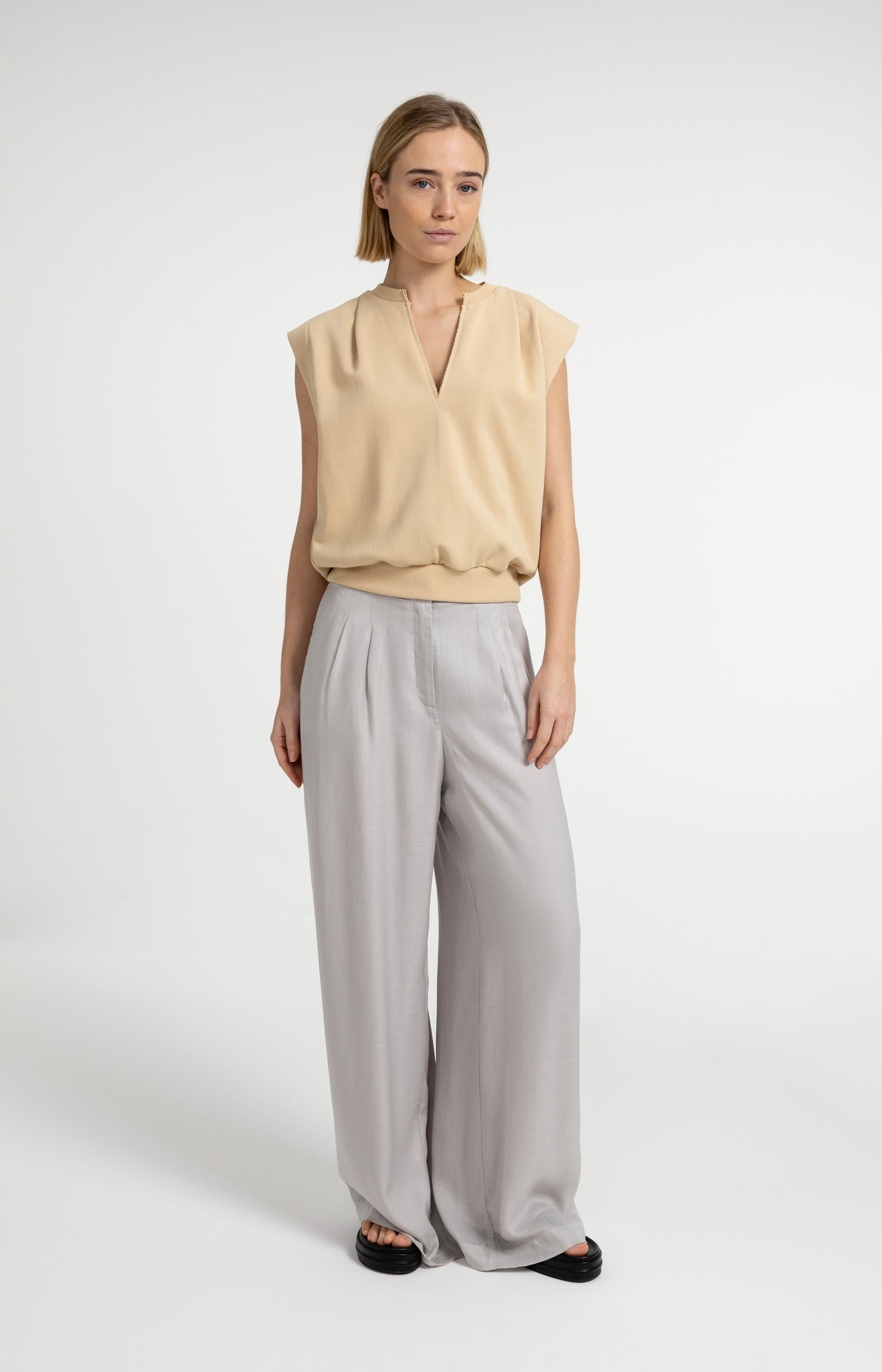 Trousers with wide legs and half elastic waist
