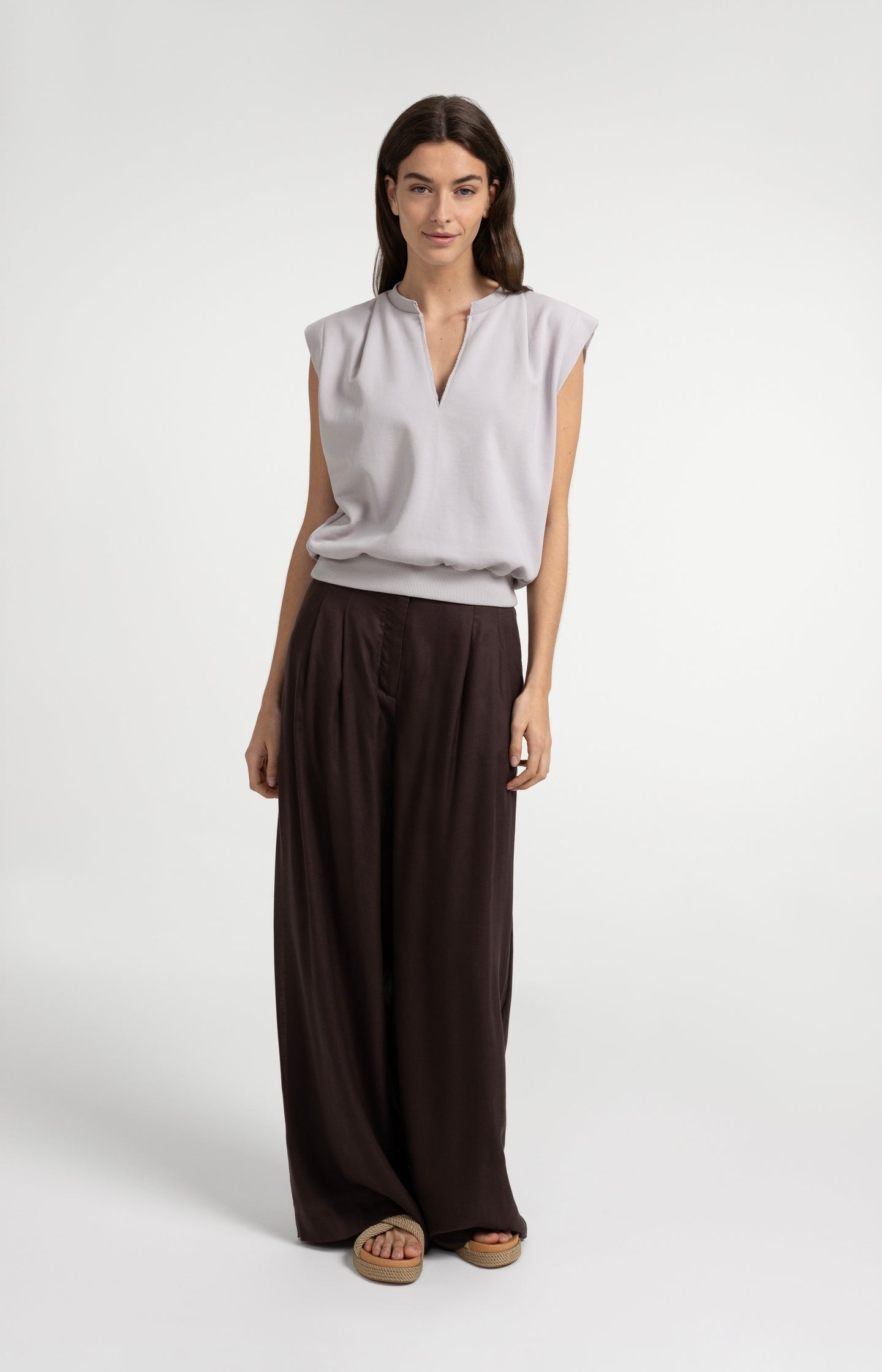 Trousers with wide legs and half elastic waist - Type: video