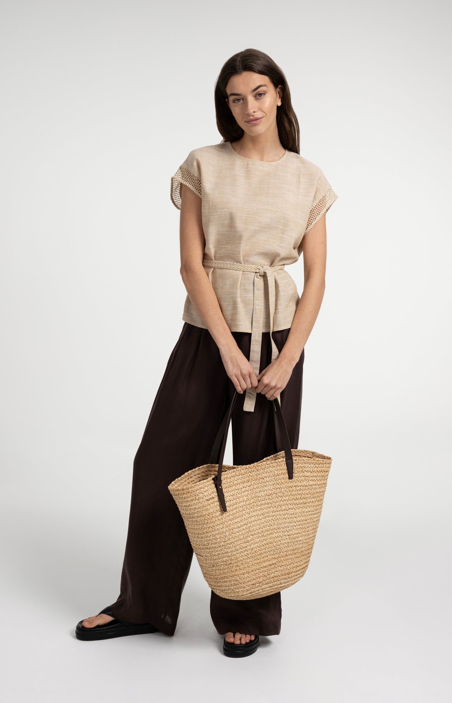 Trousers with wide legs and half elastic waist - Type: video