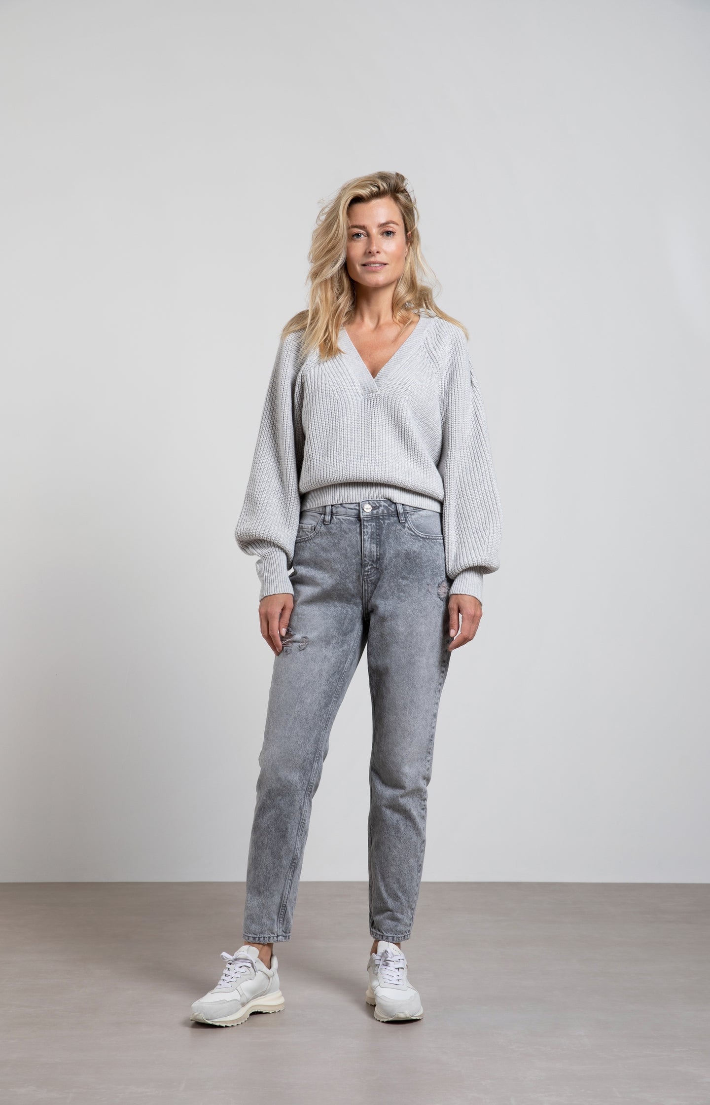 V-neck sweater with long balloon sleeves and ribbed details