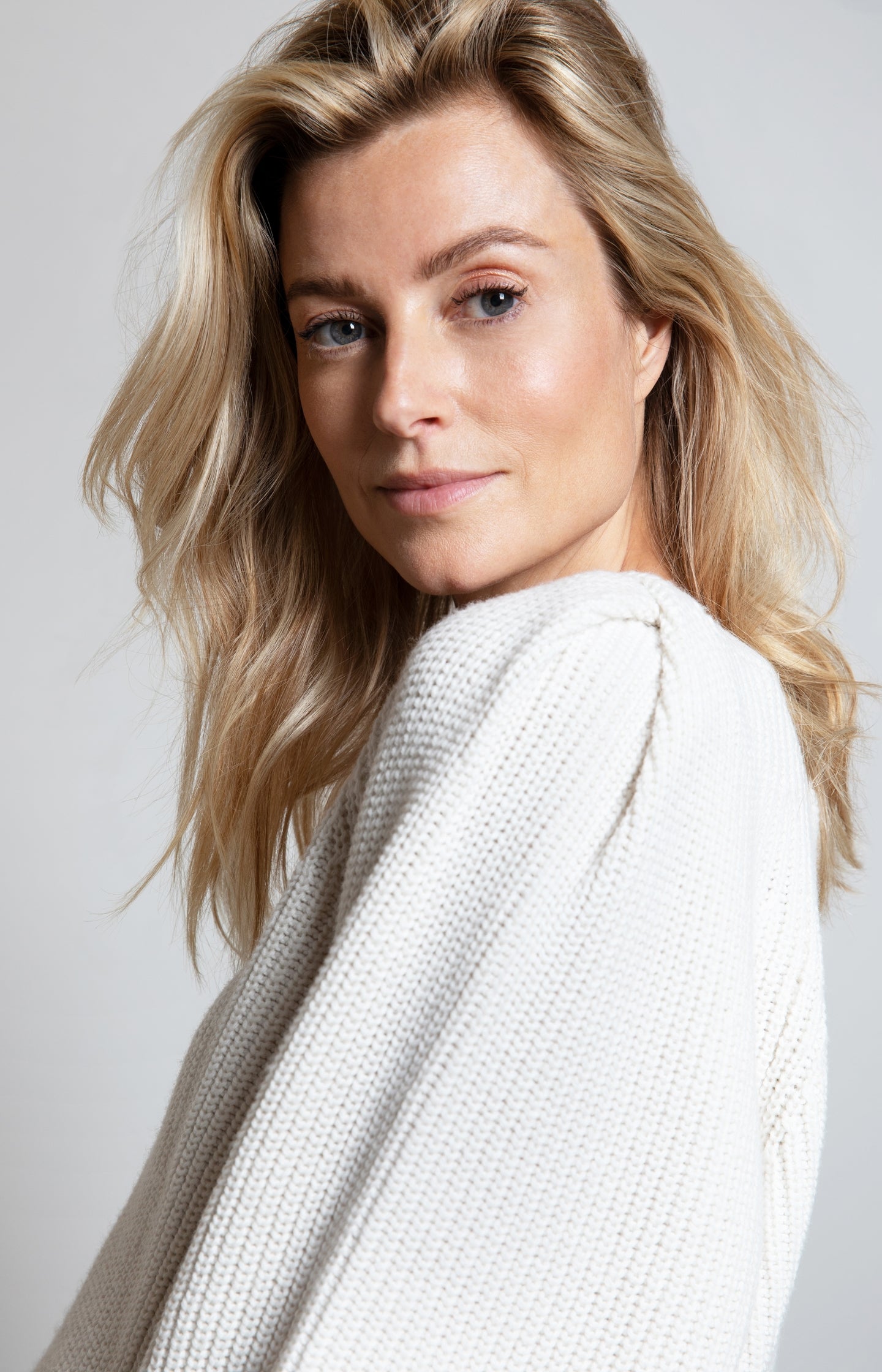 V-neck sweater with long balloon sleeves and ribbed details