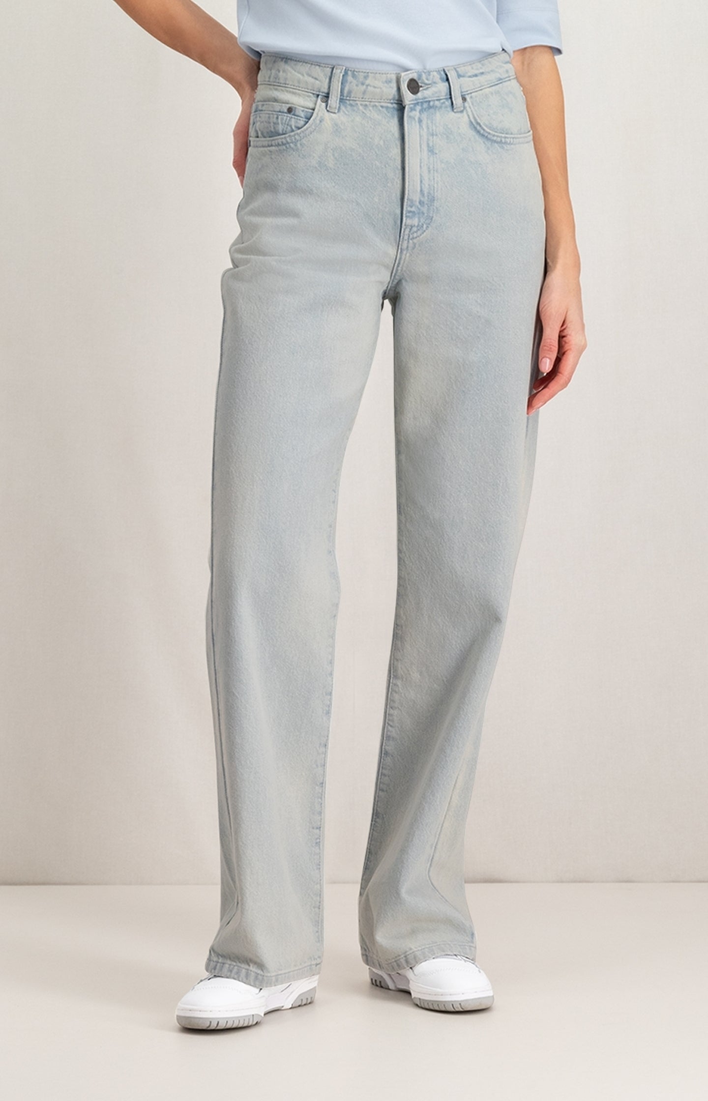 Wide leg denim with pockets, zip fly and washed effect