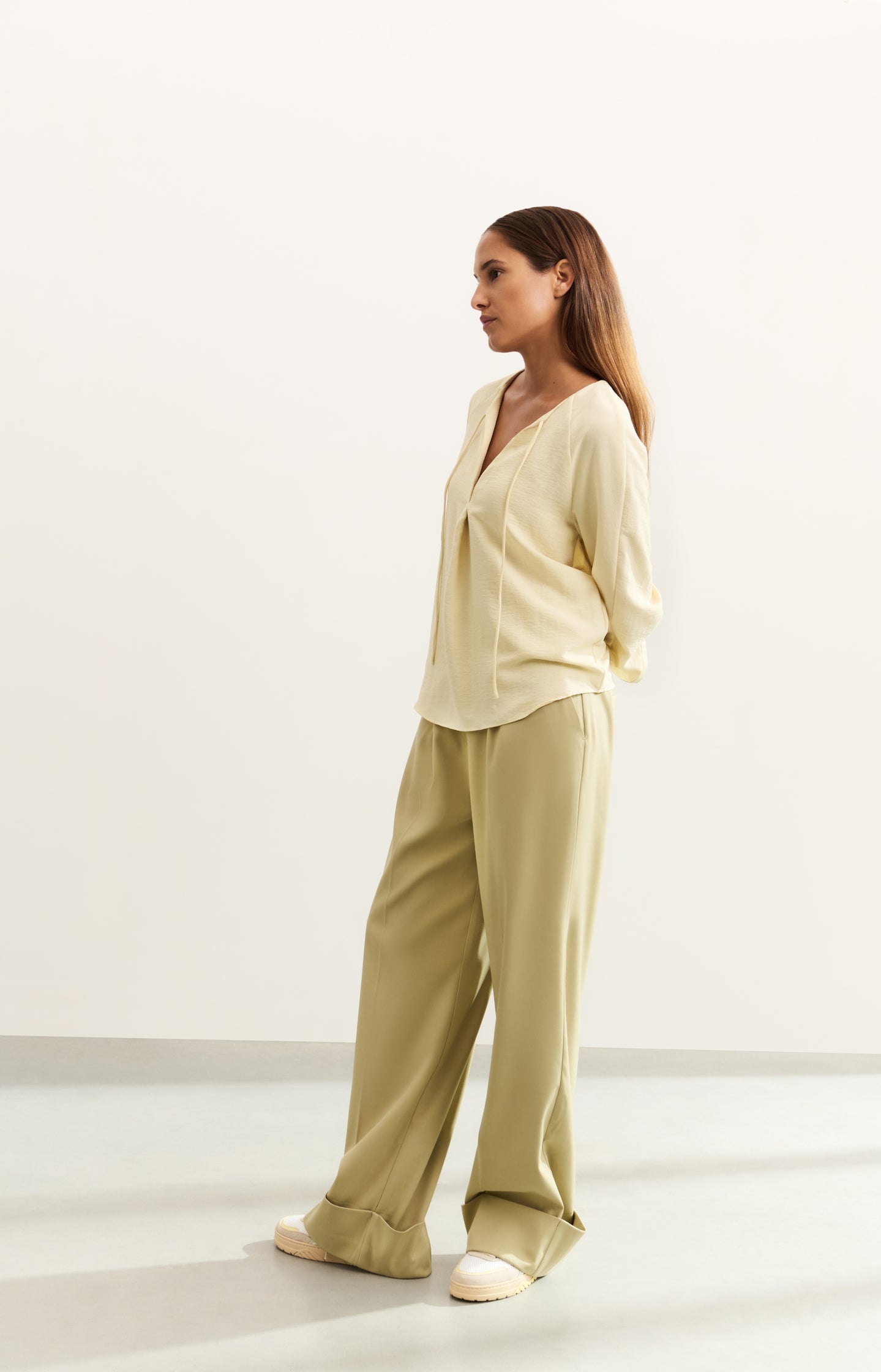 Wide-leg trousers with pleats and fixed turned-up hem