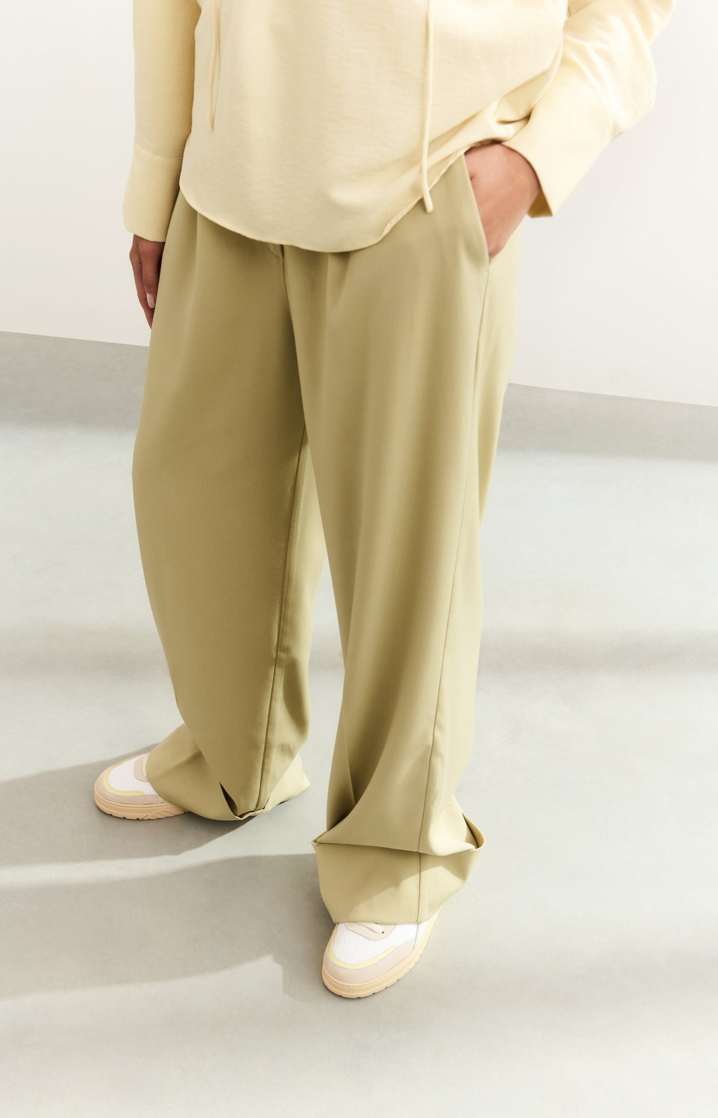 Wide-leg trousers with pleats and fixed turned-up hem