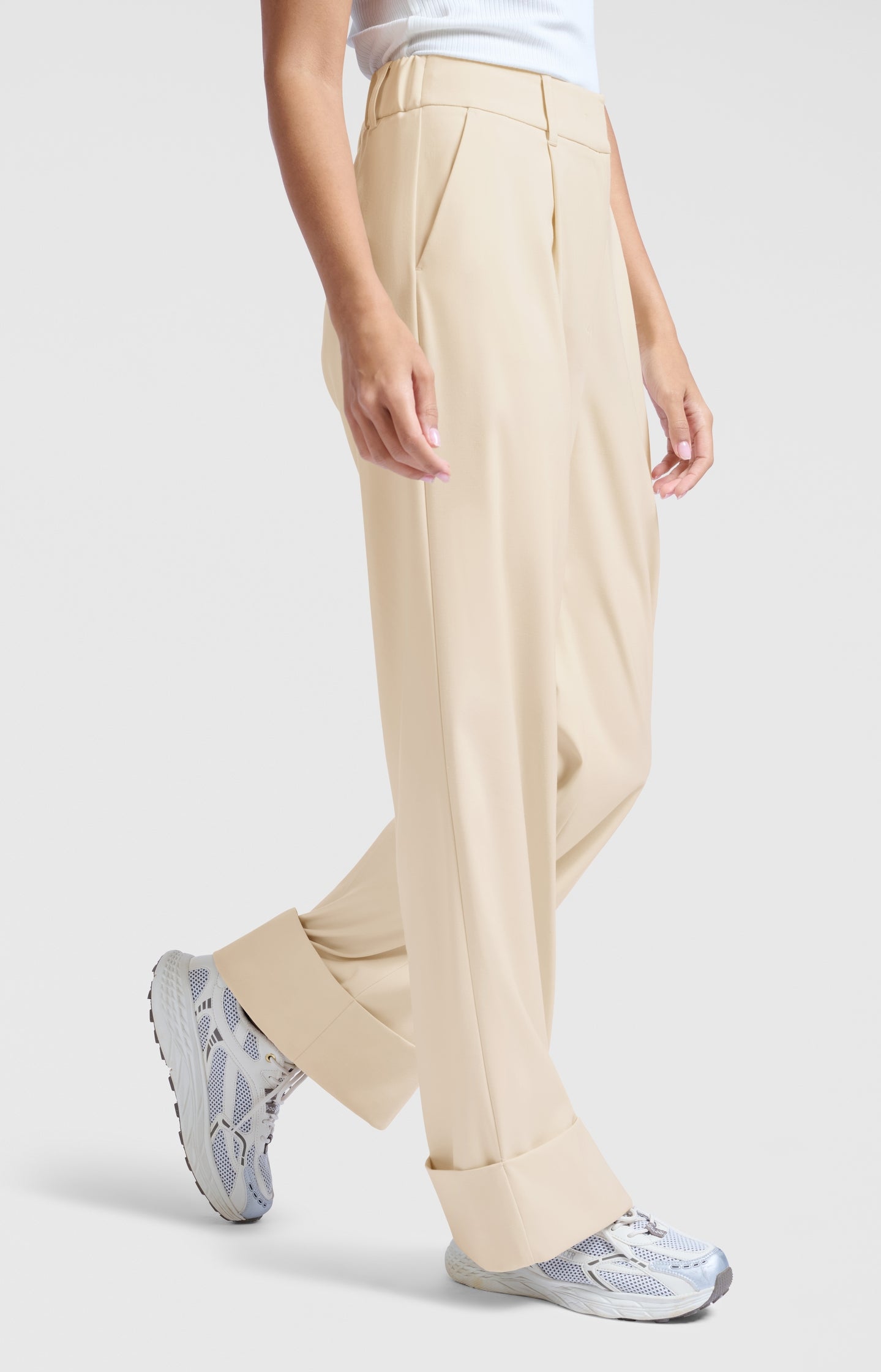 Wide-leg trousers with pleats and fixed turned-up hem