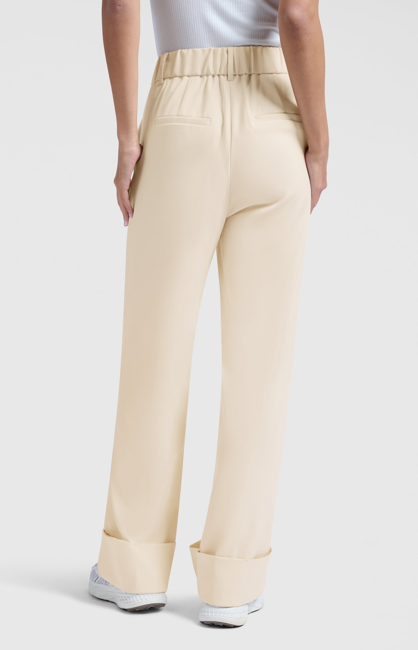 Wide-leg trousers with pleats and fixed turned-up hem