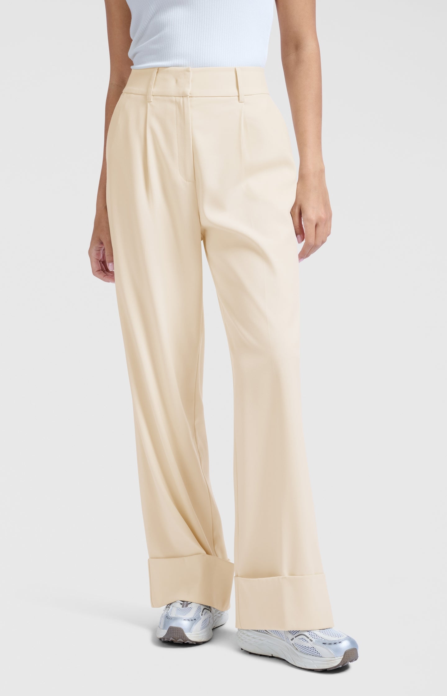 Wide-leg trousers with pleats and fixed turned-up hem