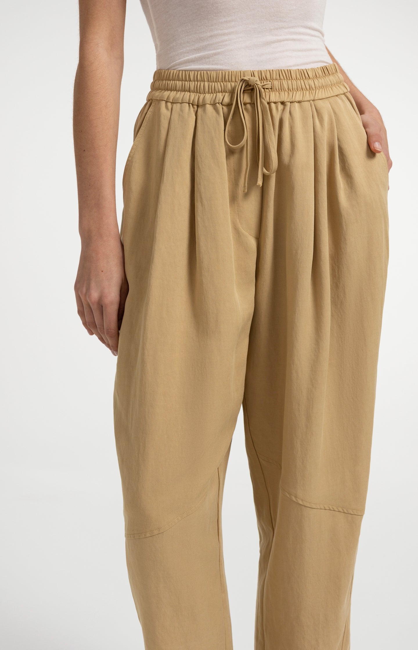 Woven barrel-leg trousers with elastic waist