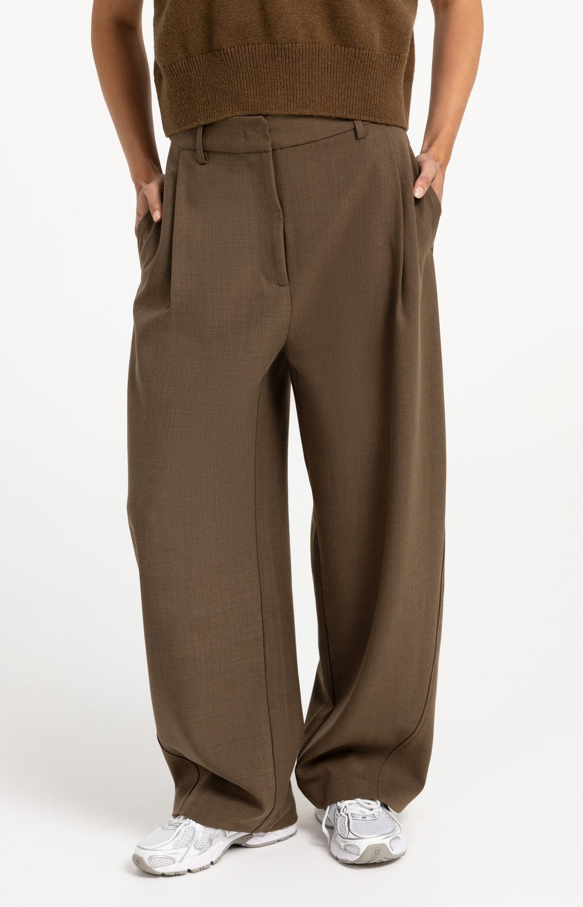 Woven barrel-leg trousers with pleat detail - Teak Brown