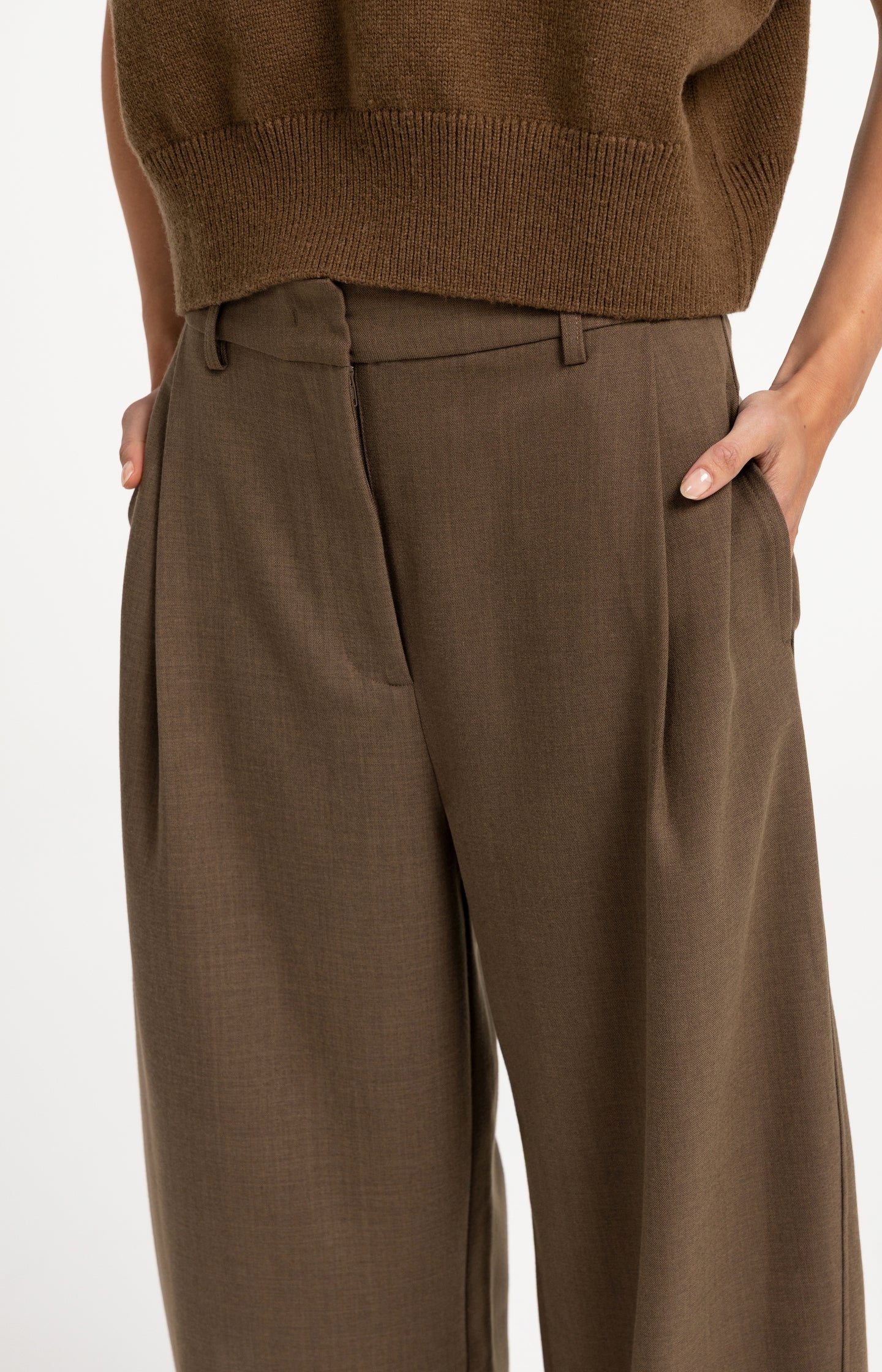 Woven barrel-leg trousers with pleat detail