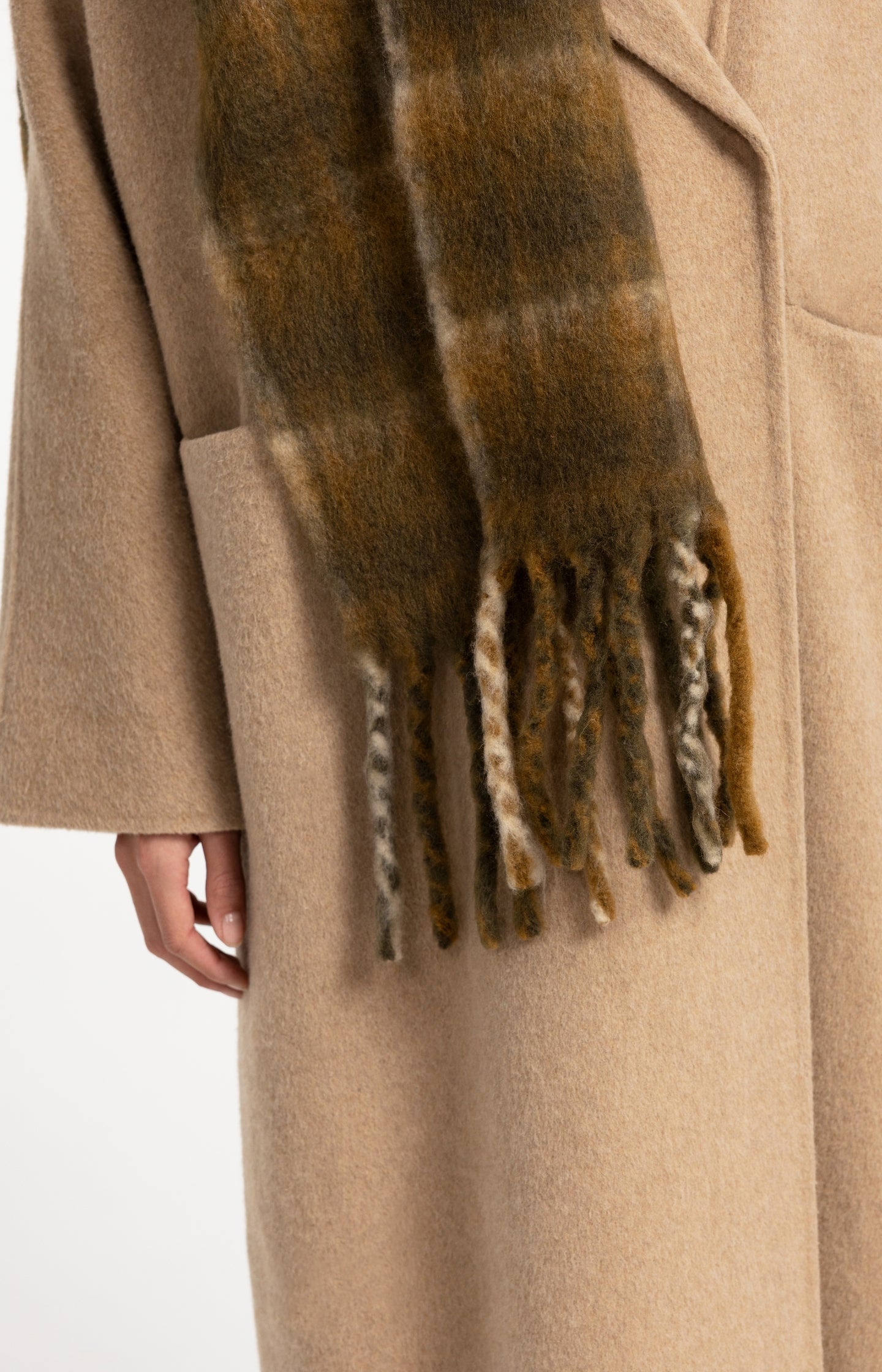 Woven checked scarf with fringes