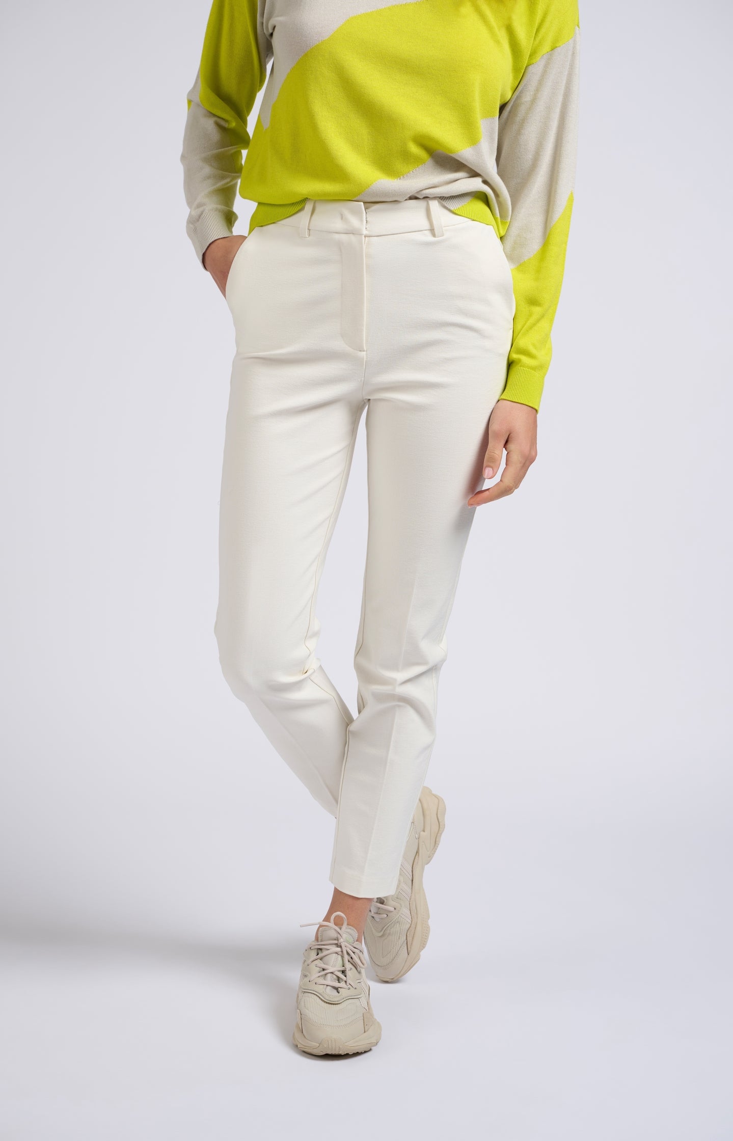 Woven chino with straight legs, side pockets and zipper - Type: lookbook