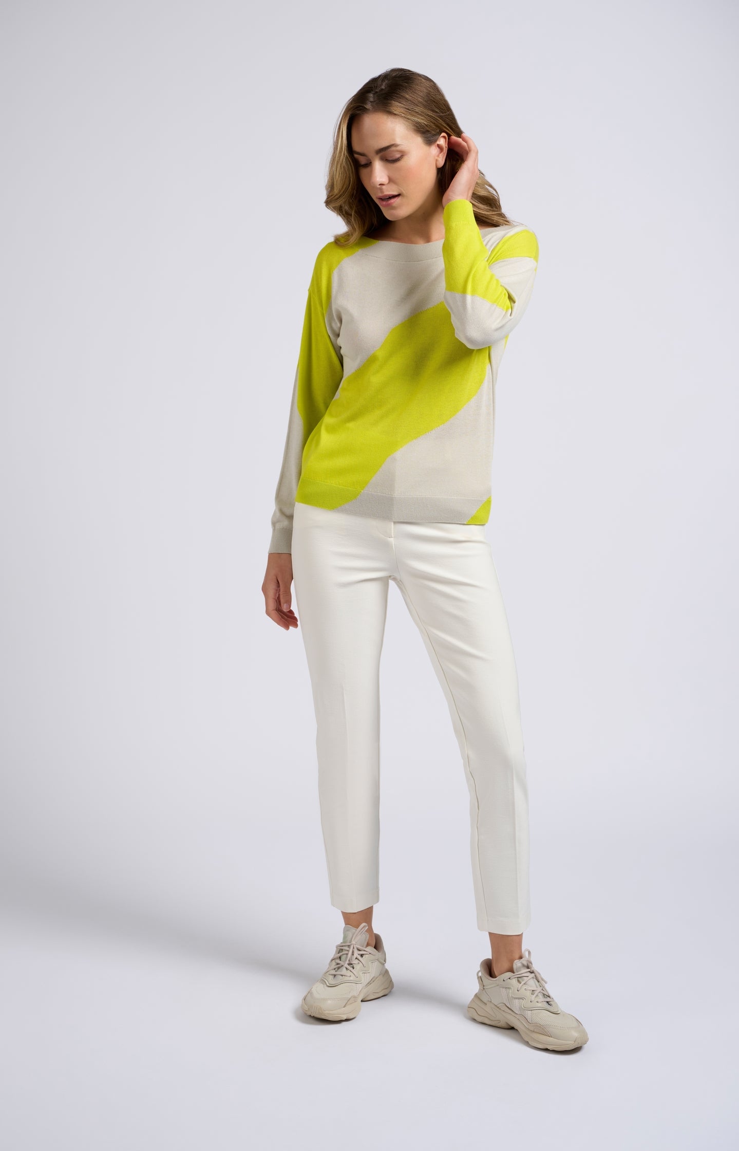 Woven chino with straight legs, side pockets and zipper