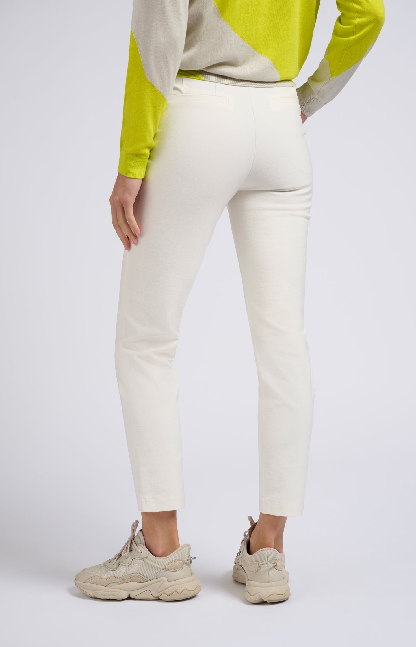 Woven chino with straight legs, side pockets and zipper