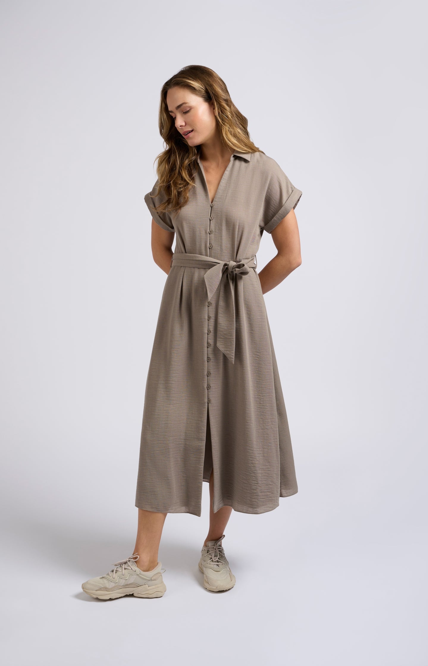 Woven midi dress with short sleeves and tie belt