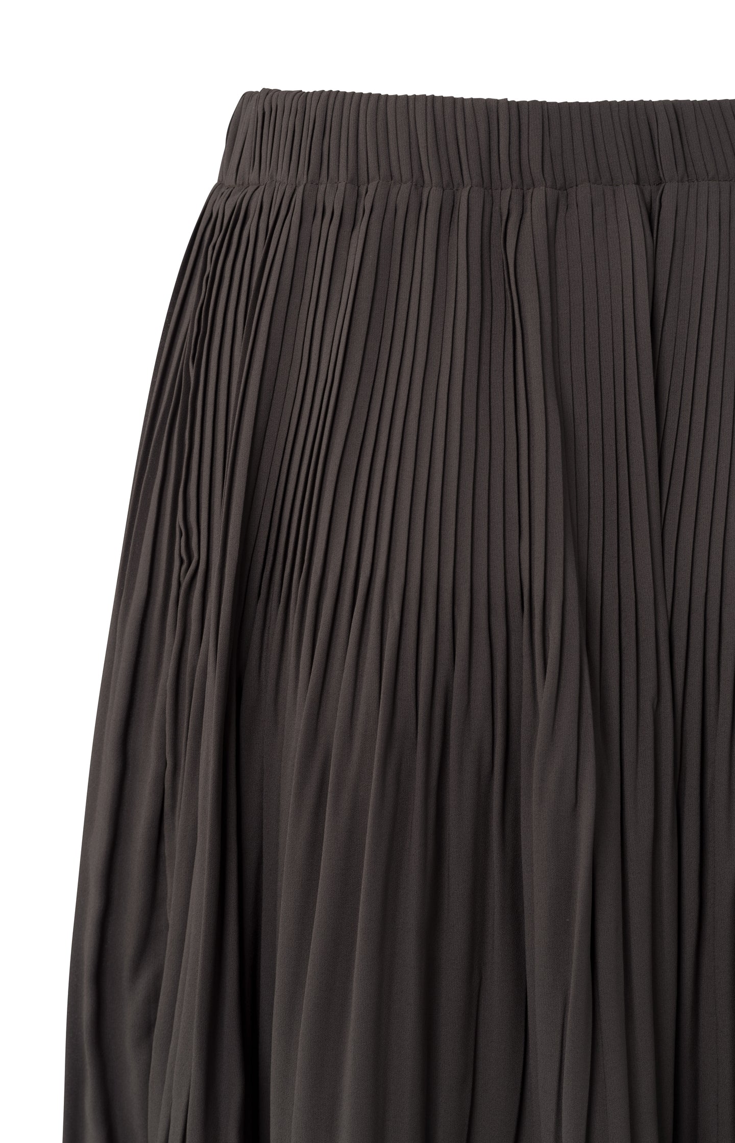 Woven pleated skirt in a flowy fit with elastic waist