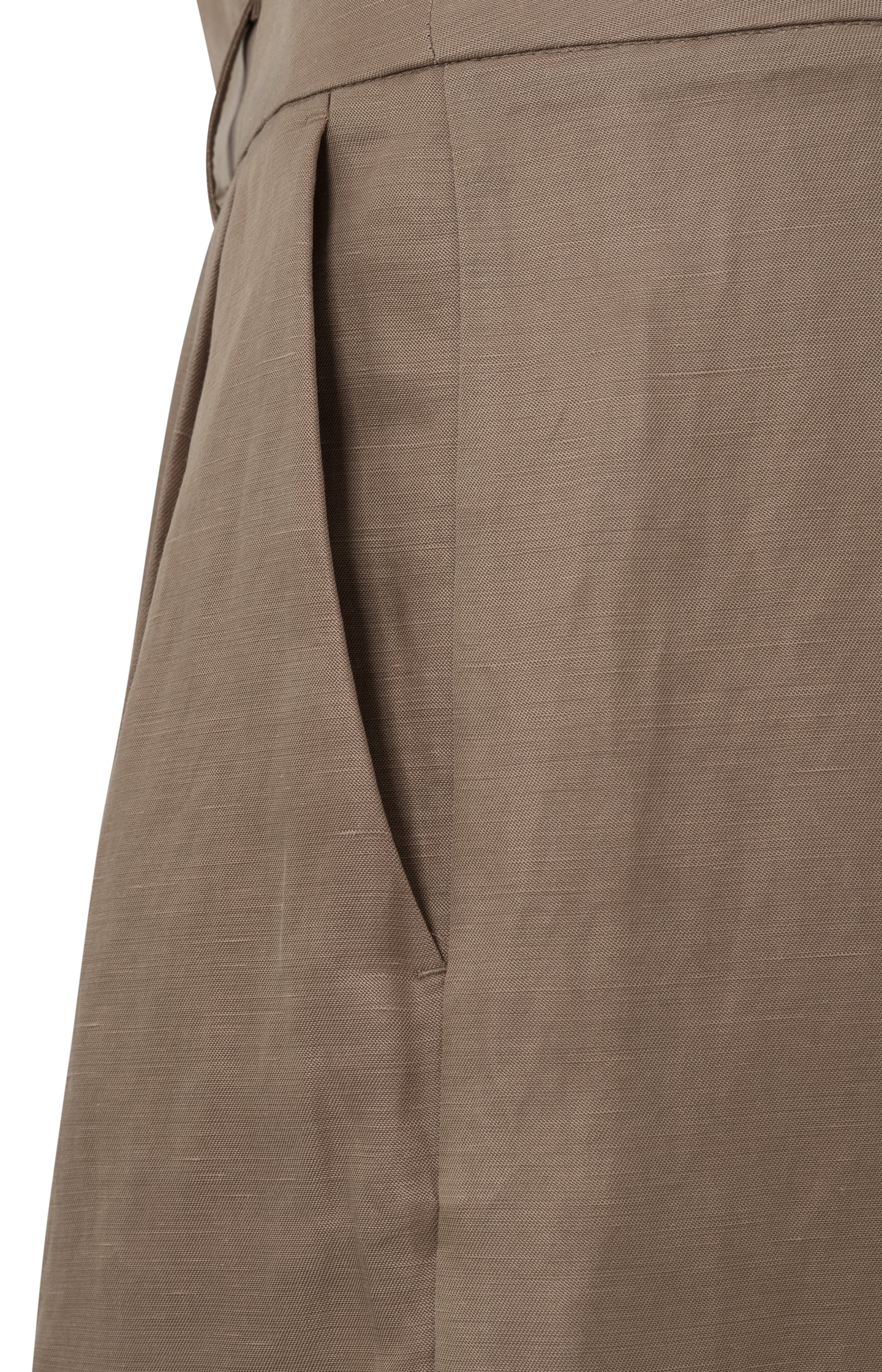 Woven short with high waist, pockets and pleated details